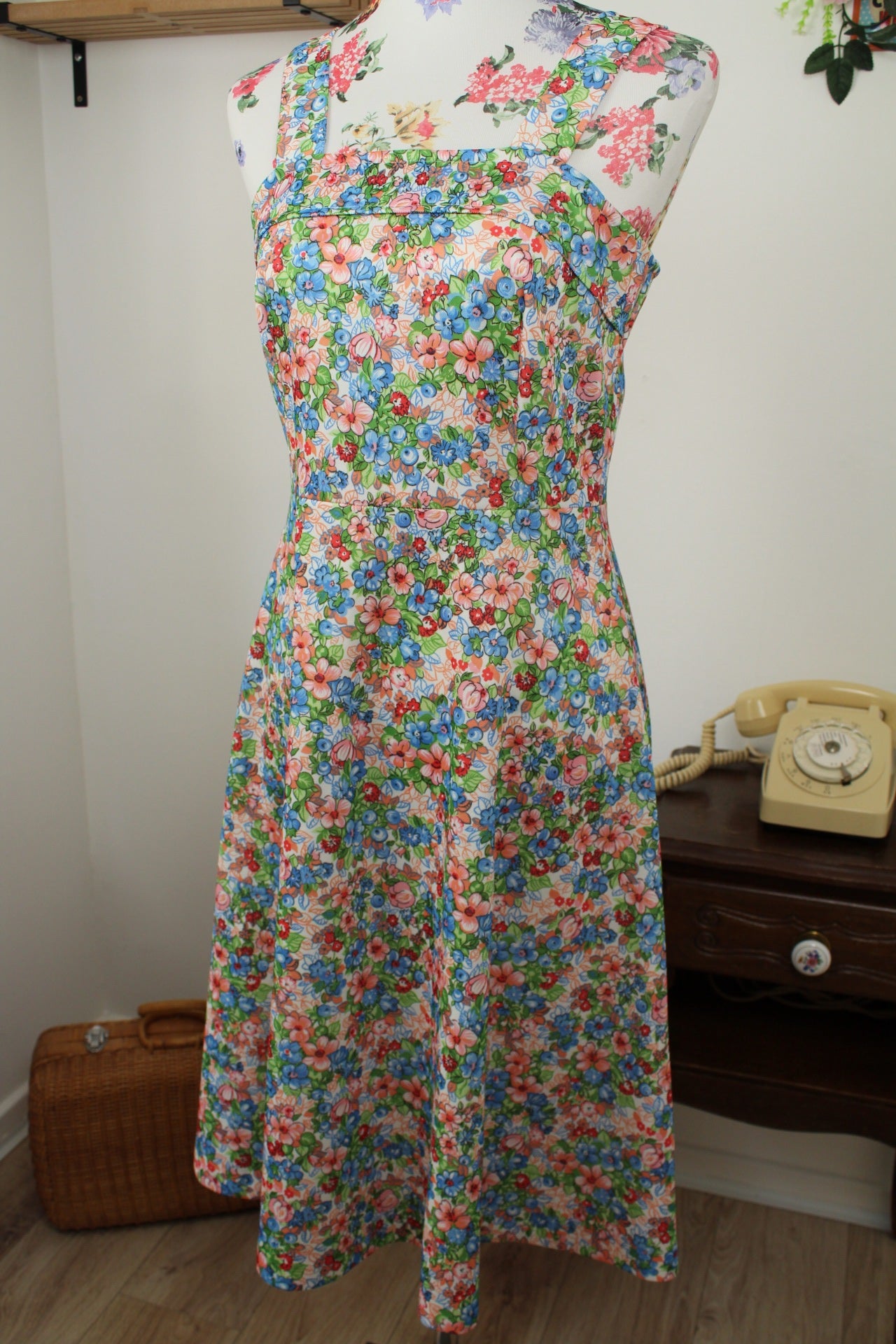 🌸🍒Robe vintage années 70 explosion de fleurs & petites myrtilles - coupe patineuse - Taille 36🍒🌸