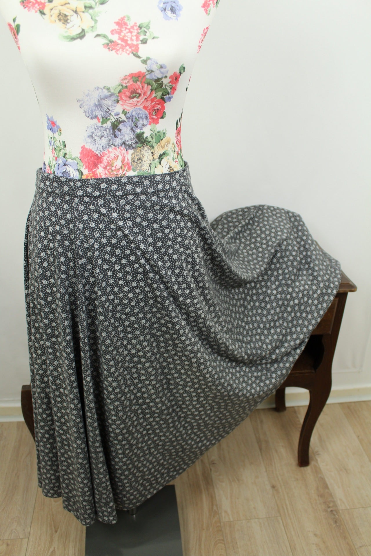 🌸🍒Jupe midi grise vintage 90's en coton - imprimée de petites roses - belle ampleur - Taille 38🍒🌸