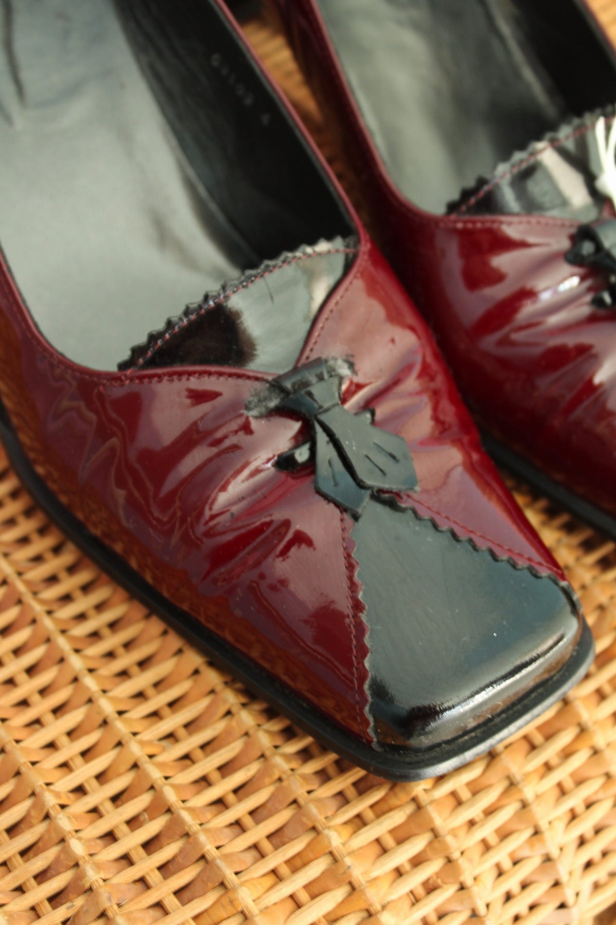 Escarpins vintage années 70 en cuir bordeaux verni & petites cravates - pointure 37