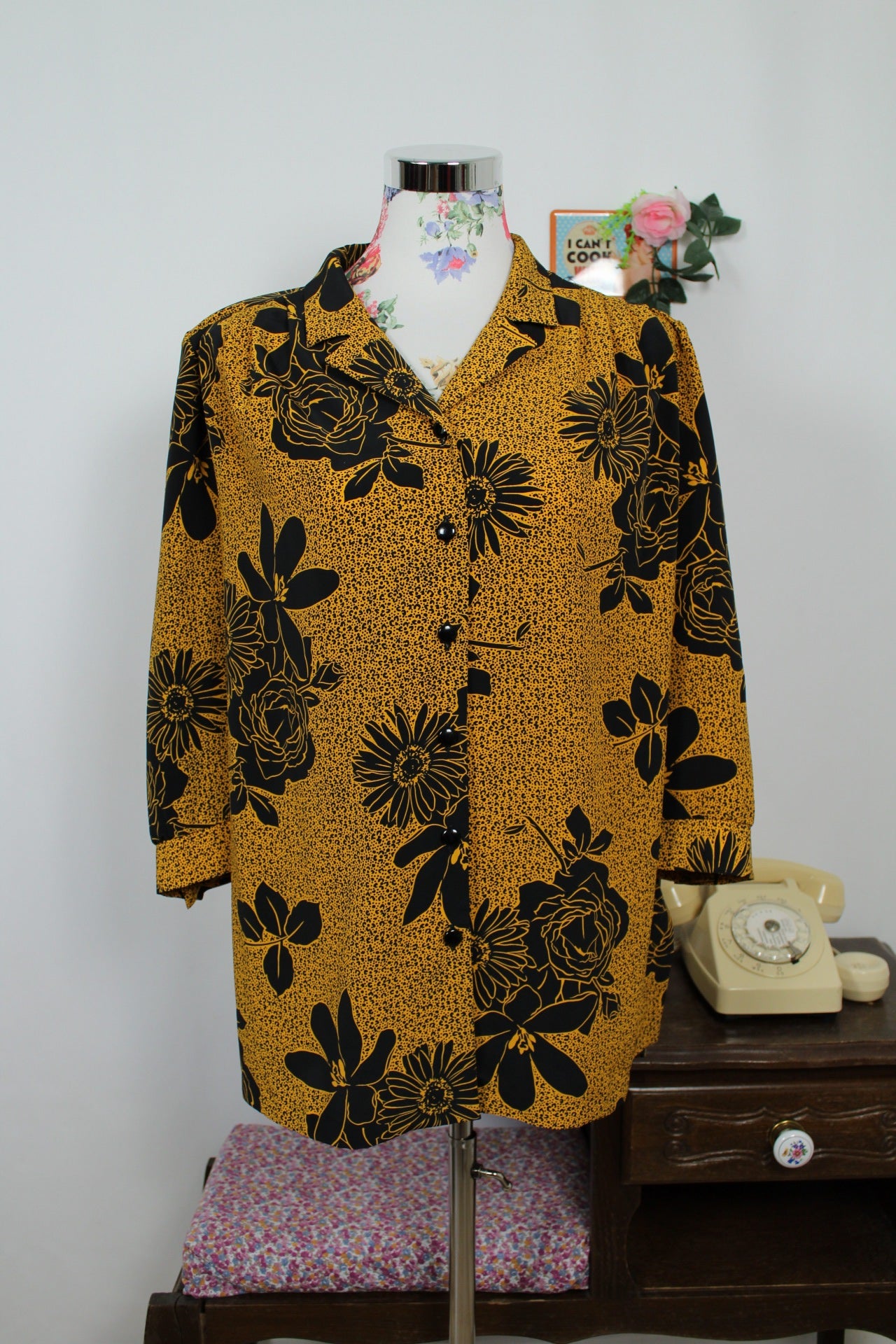 🌸🍒Chemise souple noire vintage 80/90's jaune moutarde à fleurs noires - Taille 46/48🍒🌸