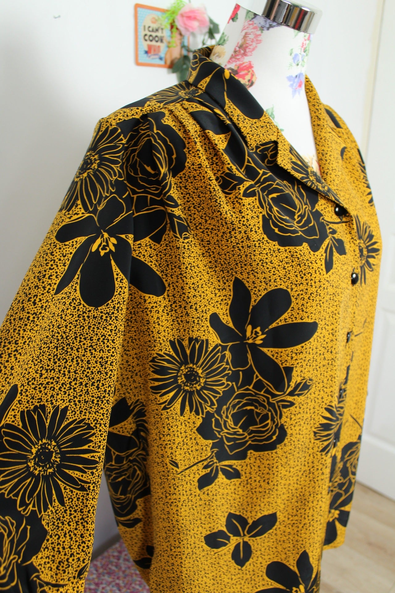 🌸🍒Chemise souple noire vintage 80/90's jaune moutarde à fleurs noires - Taille 46/48🍒🌸