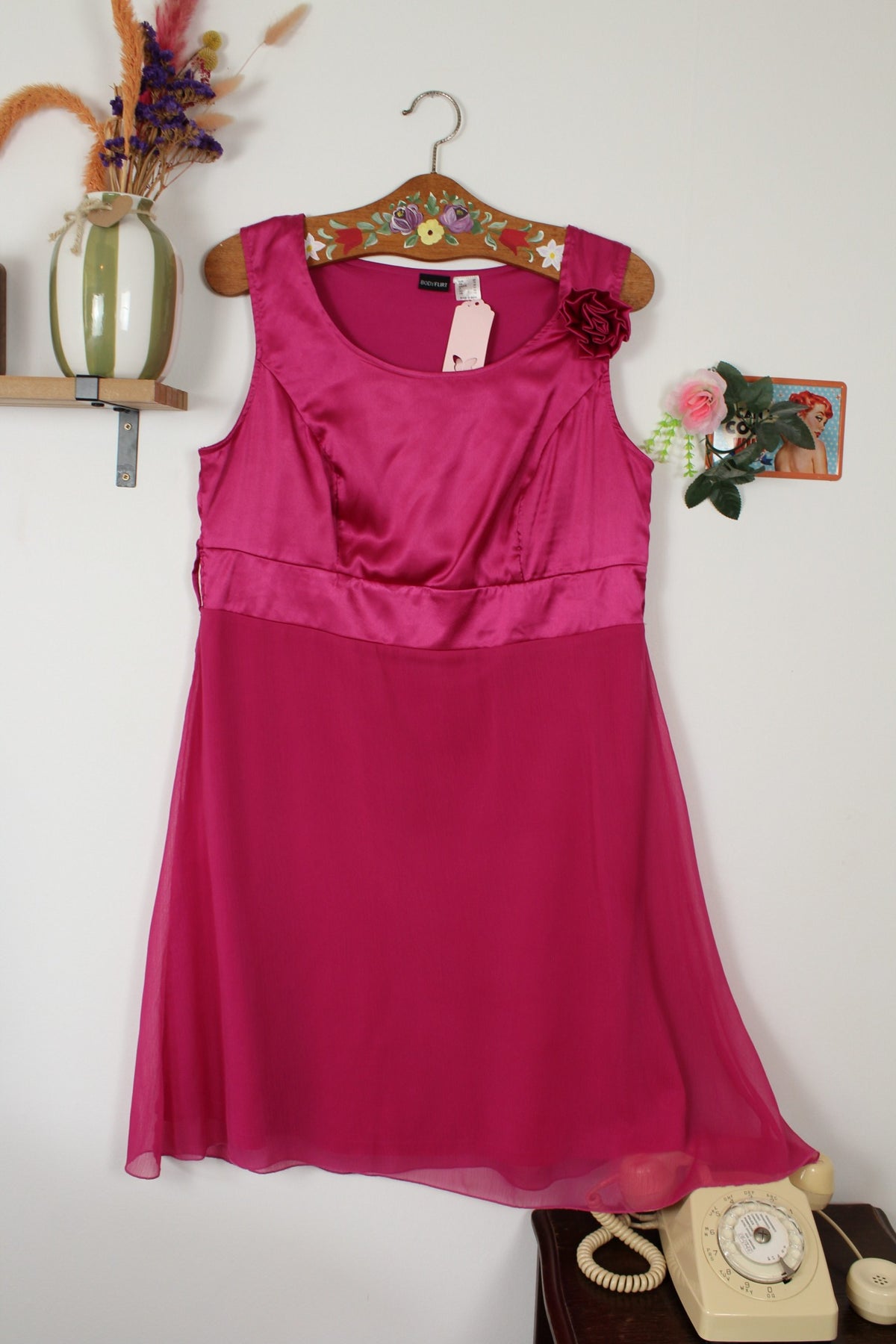 Robe pin-up/rockabilly rose fuchsia intense satiné & fleurs d'épaule - Taille 42/44