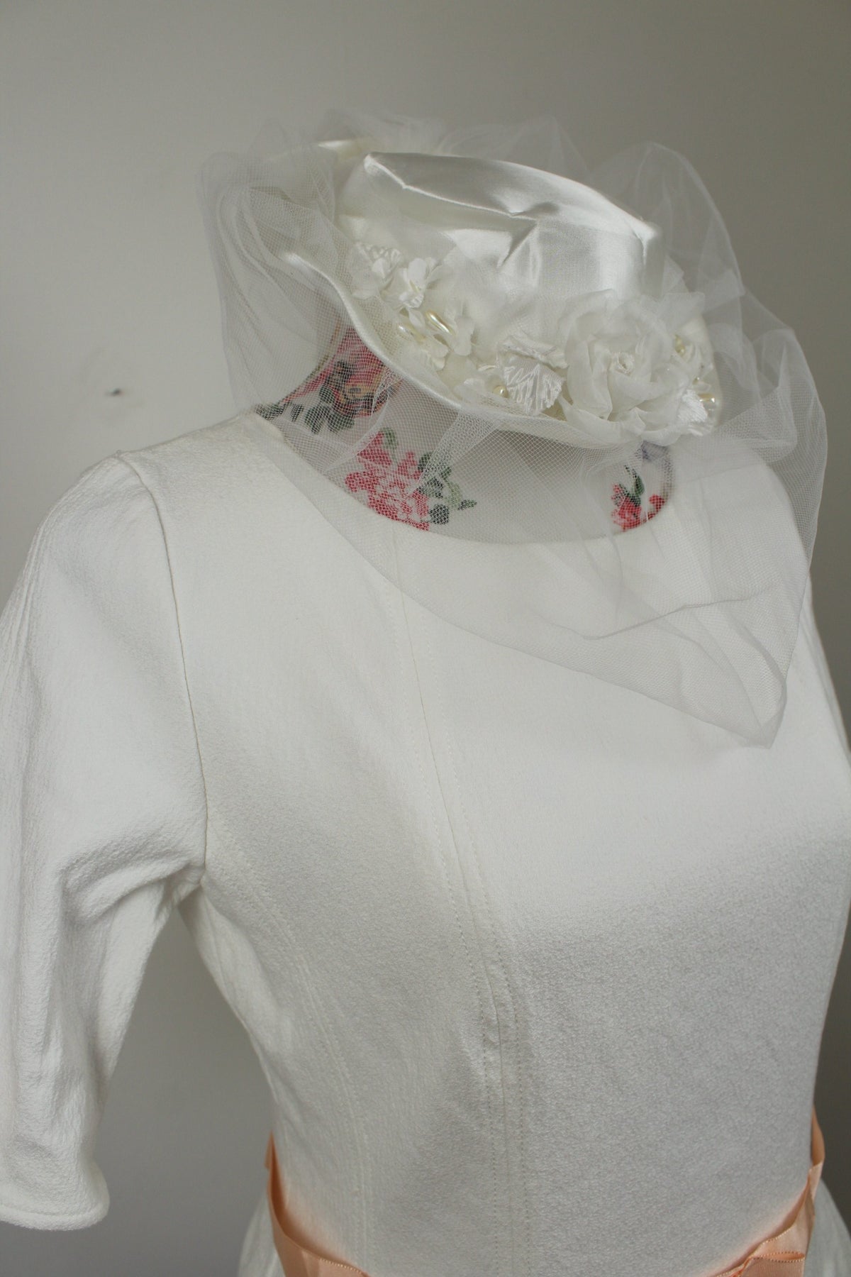 🌸🍒Chapeau/coiffe blanche vintage années 60/70 - tulle, satin & fleurs🍒🌸