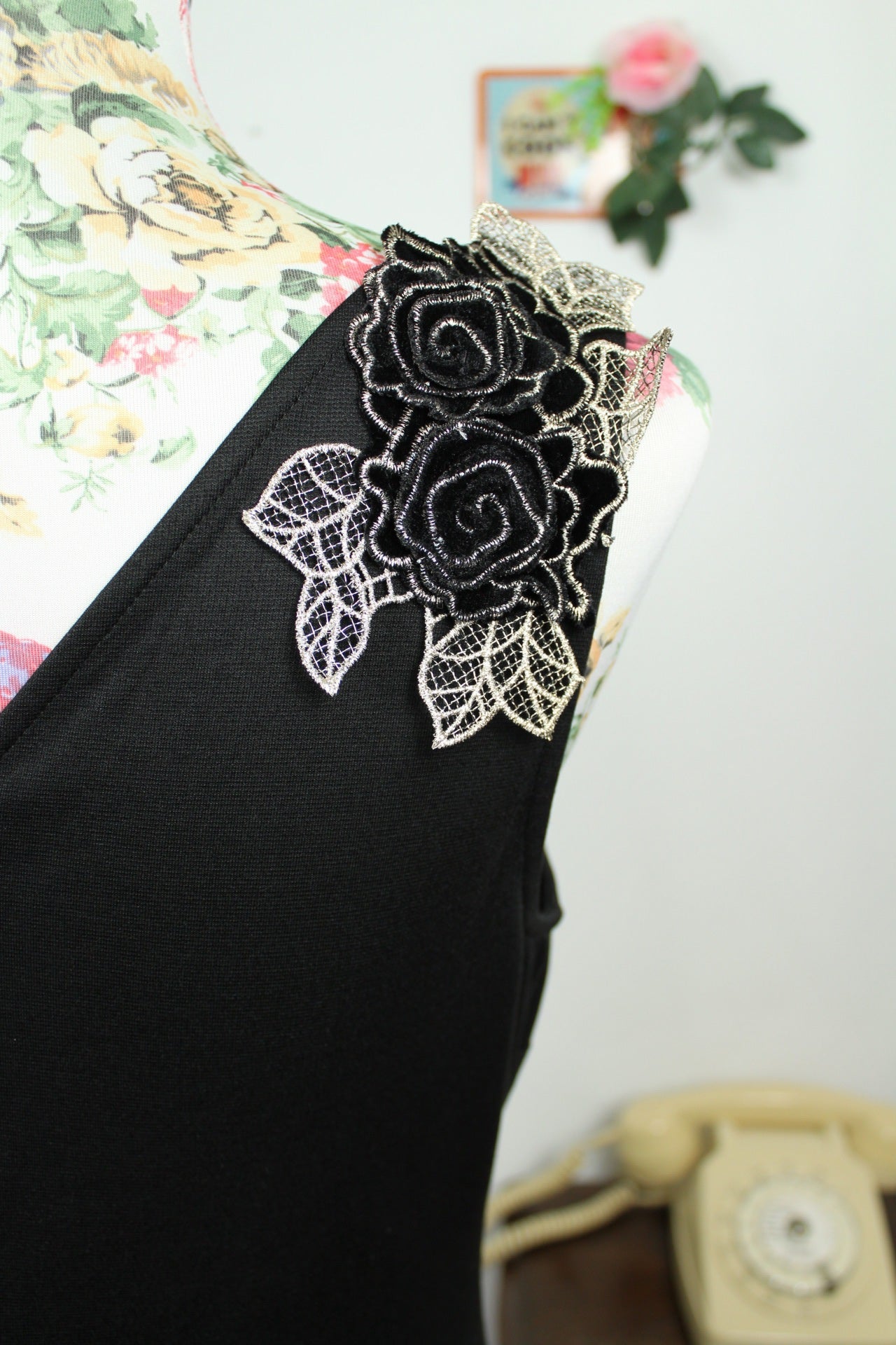 🌸🍒Robe noire Bodycon dress Yessica Y2k fin 2000s - roses en velours & feuilles dorées - Taille 38🍒🌸