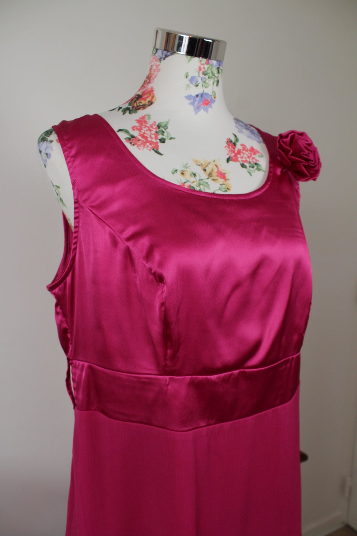 Robe pin-up/rockabilly rose fuchsia intense satiné & fleurs d'épaule - Taille 42/44
