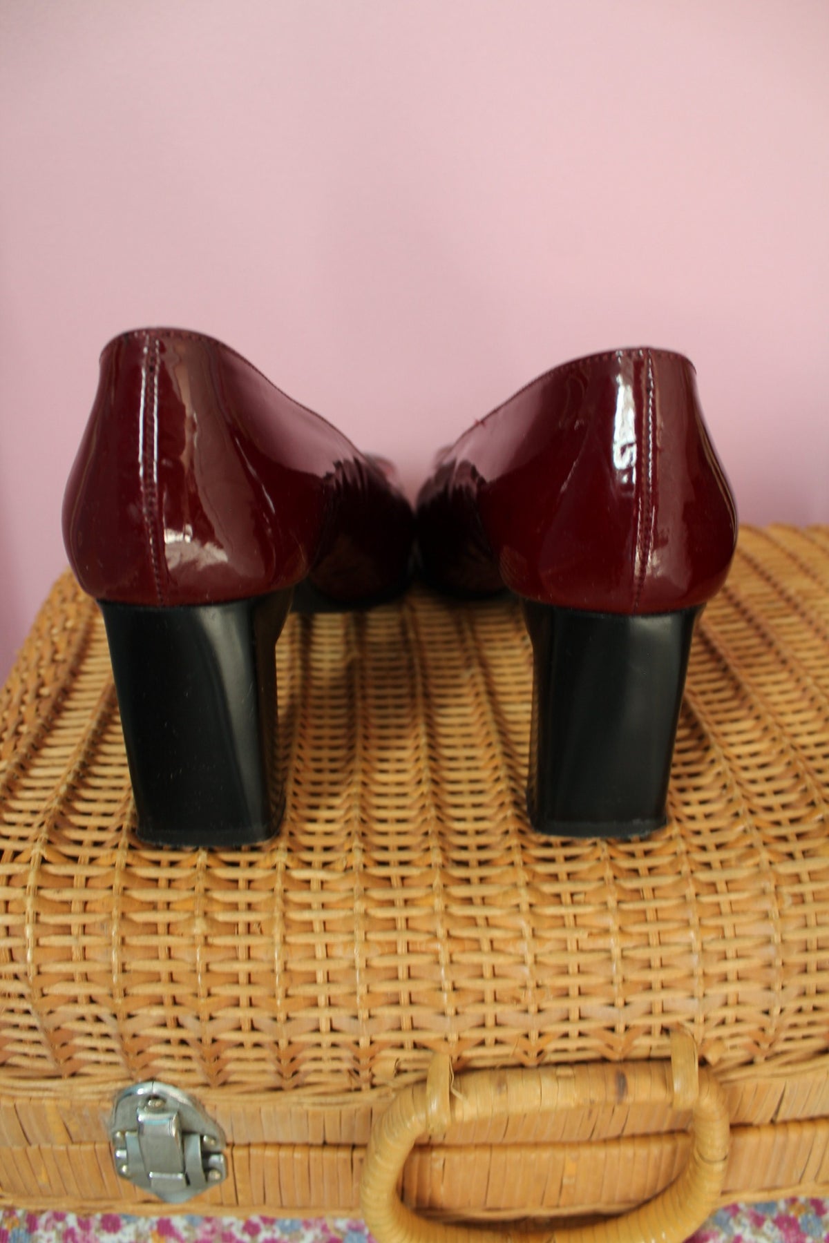 Escarpins vintage années 70 en cuir bordeaux verni & petites cravates - pointure 37