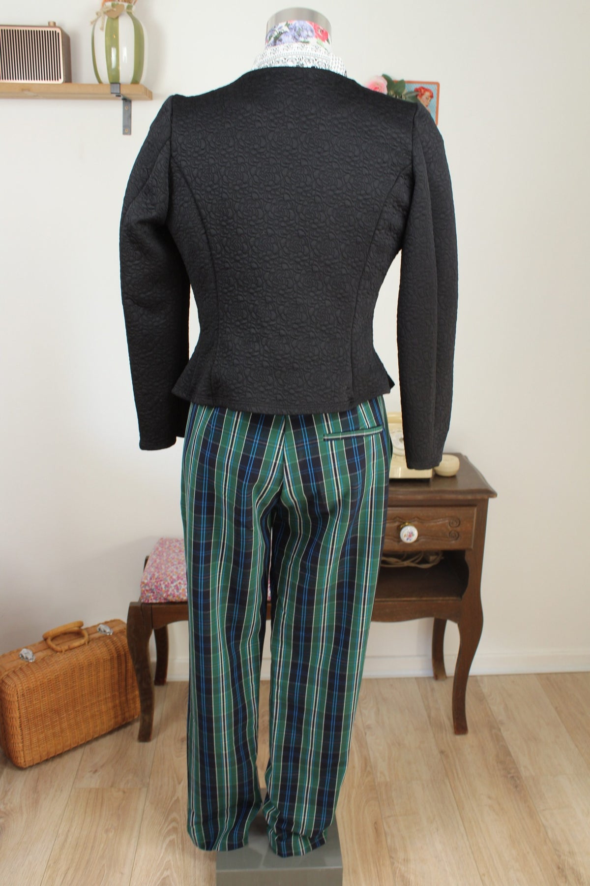 Cardigan noir style officier - roses en relief & boutons dorés - Taille 36