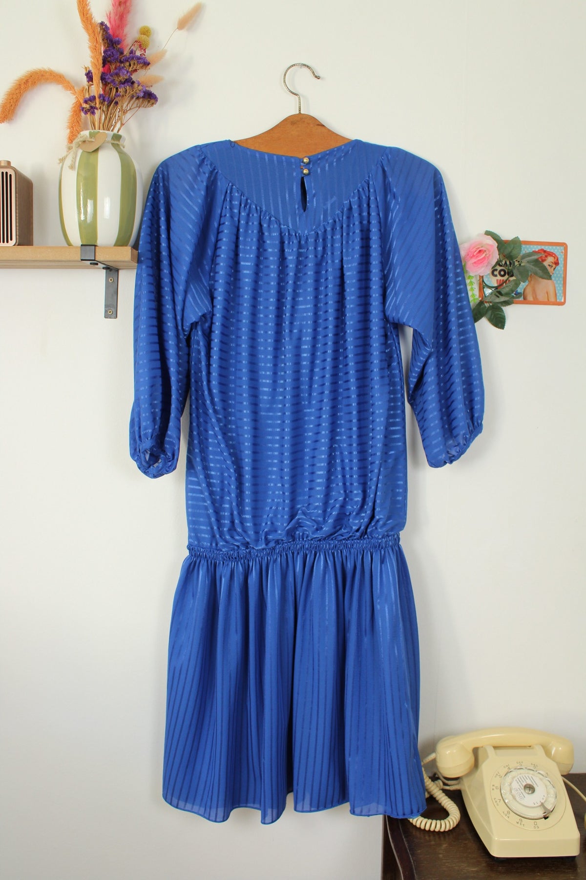 Robe vintage années 70/80 bleu lumineux fluide à bandes satinées - Taille 40 à 44