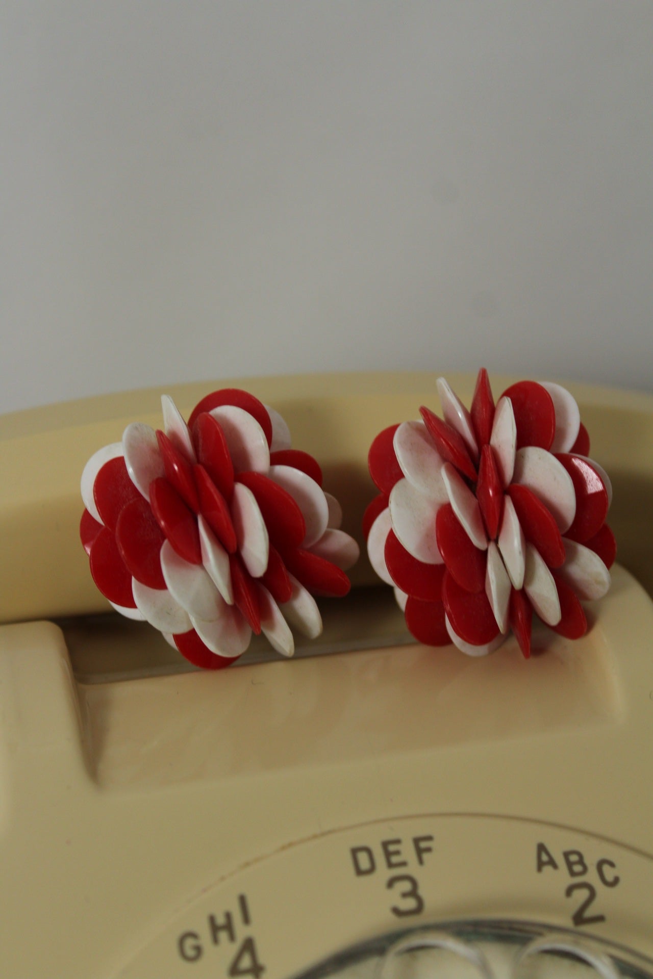 🌸🍒Boucles d'oreilles vintage 80's clips fleurs pétales rouges & blancs🍒🌸