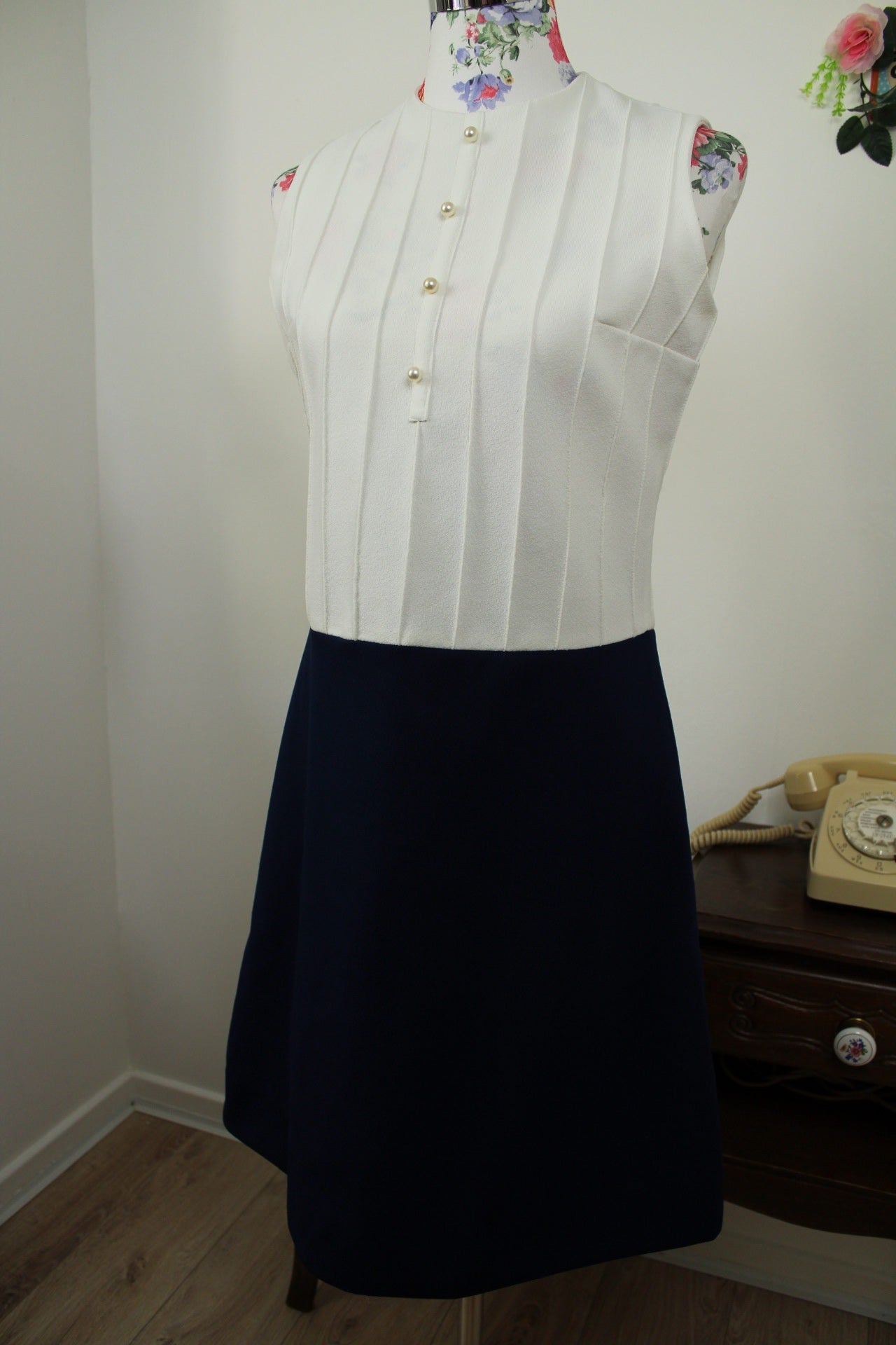 🌸🍒Robe vintage 60's blanche & marine chic - boutons nacrés - Taille 38🍒🌸