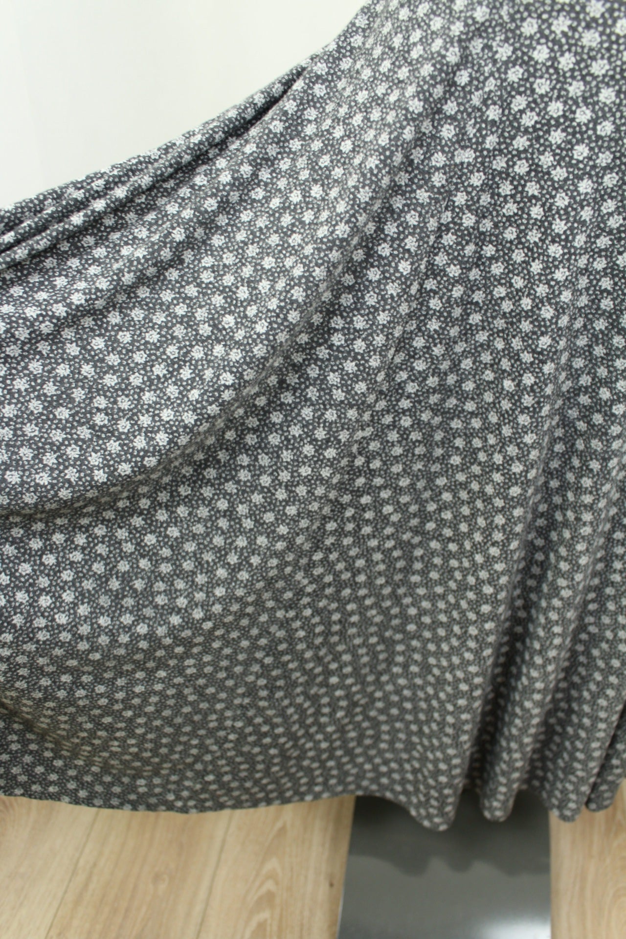 🌸🍒Jupe midi grise vintage 90's en coton - imprimée de petites roses - belle ampleur🍒🌸