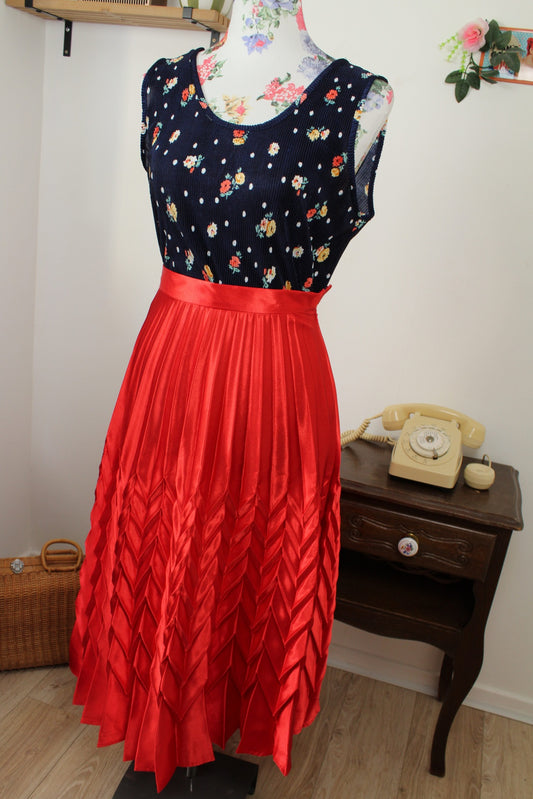 🌸🍒Jupe midi rétro "Retro & Icone" plissée accordeon & chevrons rouge satiné - Taille 34🍒🌸