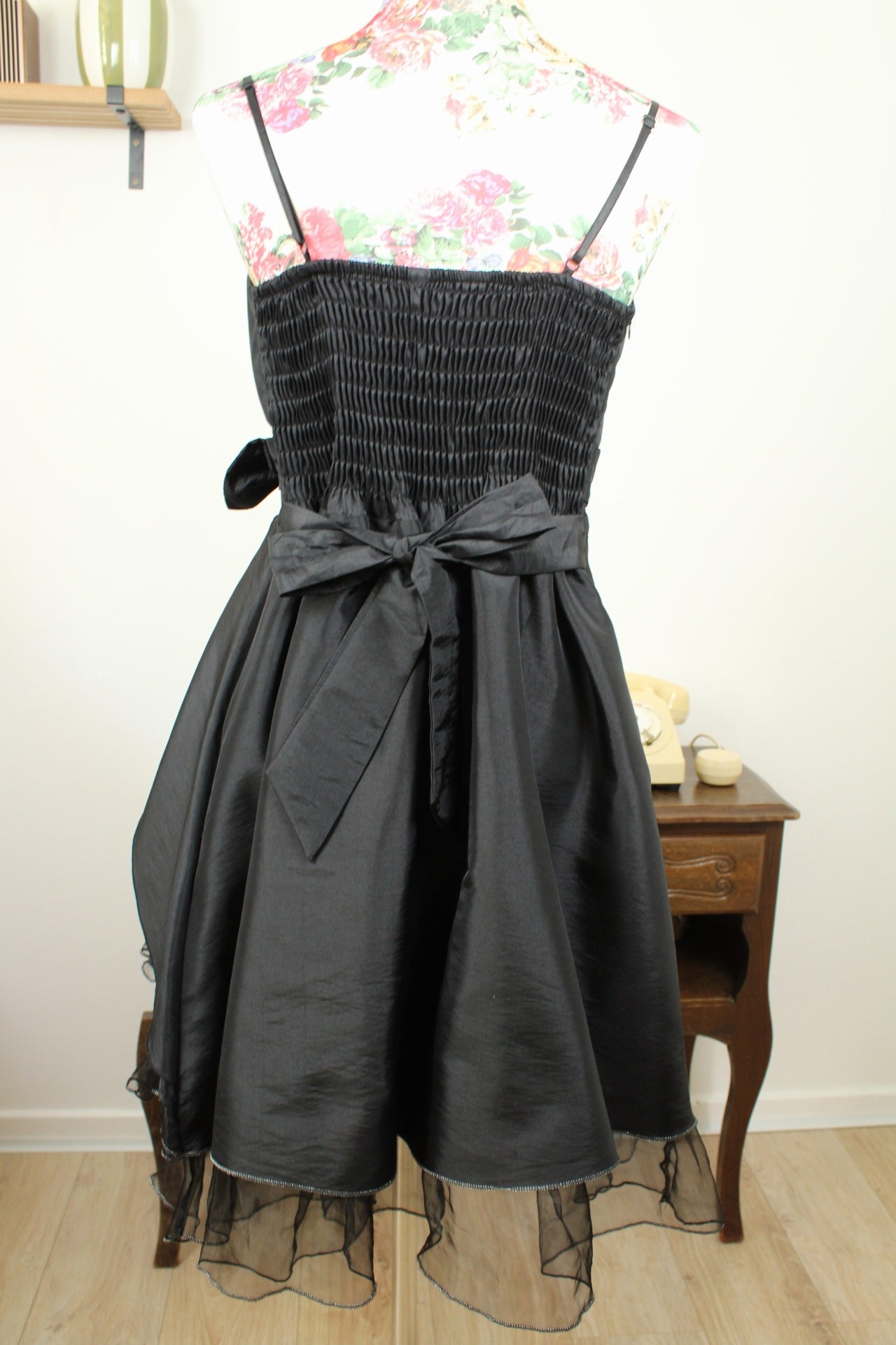 🌸🍒Robe noire satinée dark romance - nœud & jupon intégré - Taille 38/40🍒🌸
