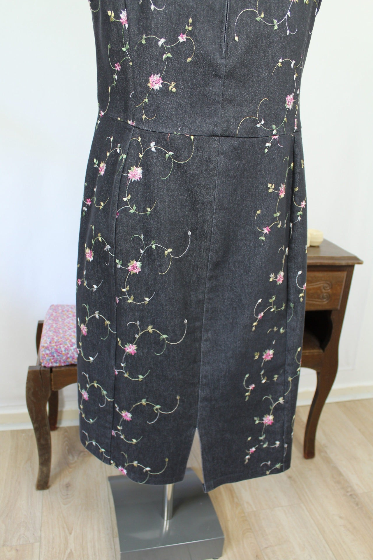 🌸🍒Robe en jean vintage 90's - gris foncé brodée de fleurs - Taille 40🍒🌸