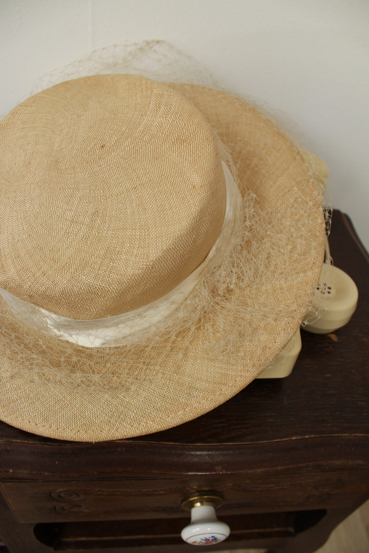🌸🍒Chapeau rétro de cérémonie en fibre naturelle - violette & fleurs pastel🍒🌸