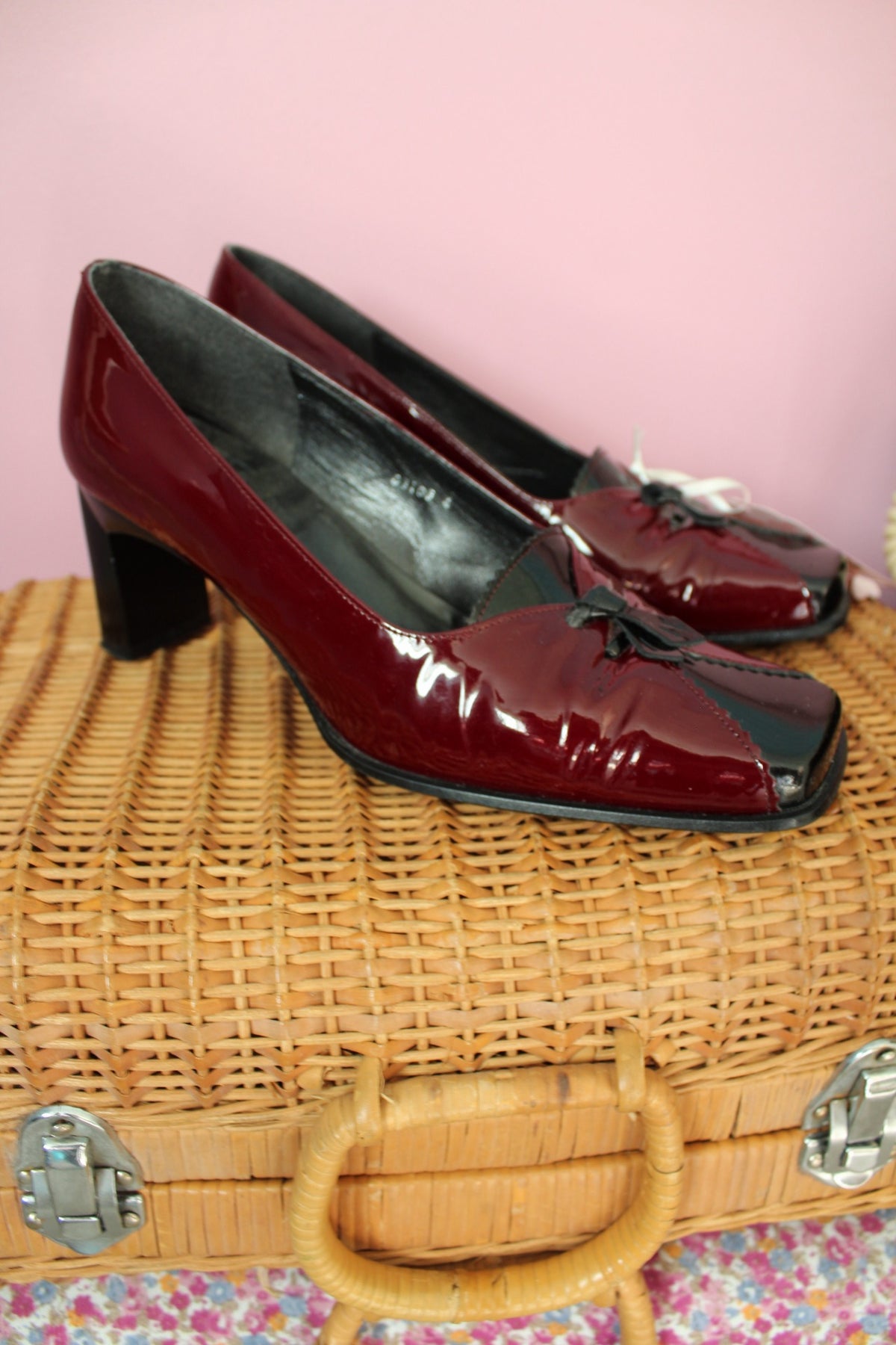 Escarpins vintage années 70 en cuir bordeaux verni & petites cravates - pointure 37