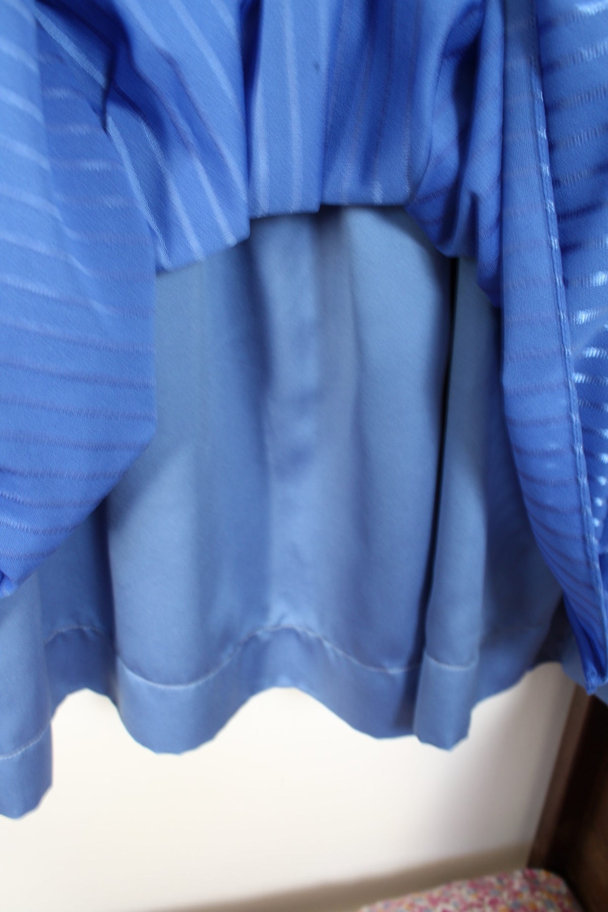 Robe vintage années 70/80 bleu lumineux fluide à bandes satinées - Taille 40 à 44