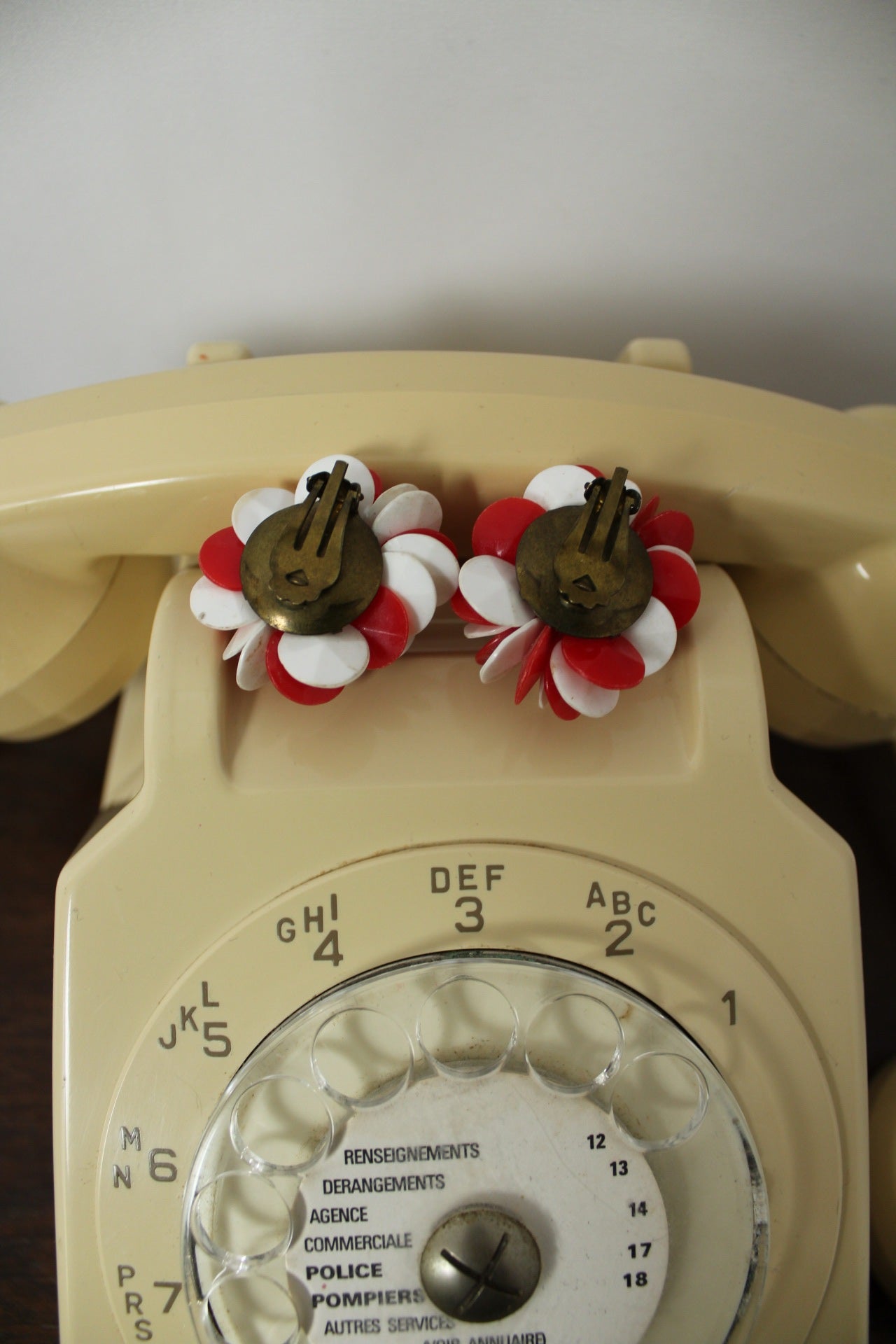 🌸🍒Boucles d'oreilles vintage 80's clips fleurs pétales rouges & blancs🍒🌸