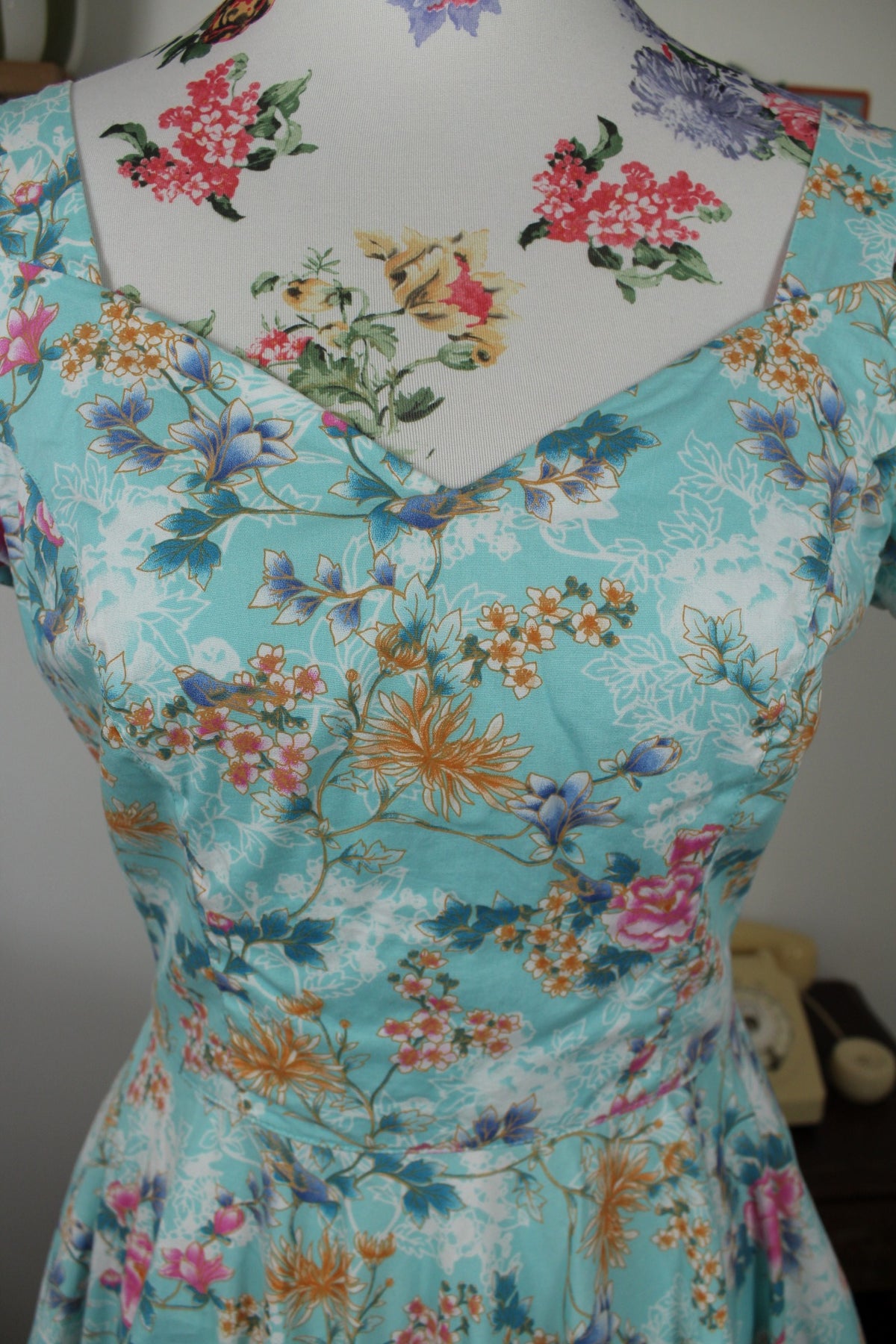 Robe pin-up/rockabilly Hell Bunny bleu ciel intense fleurie - Taille 34 petit 36