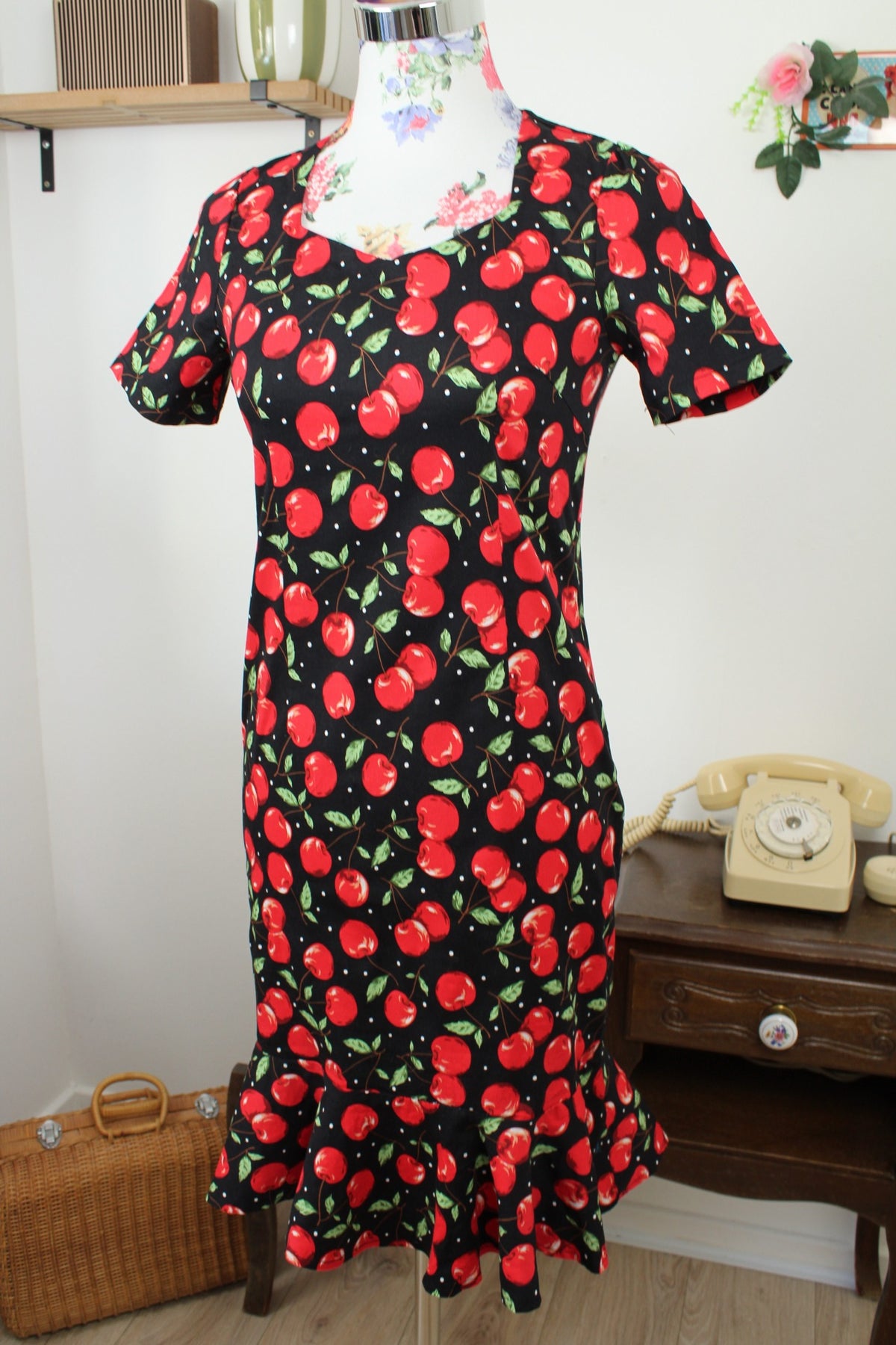 🌸🍒Robe rétro pin-up/rockabilly coupe sirène imprimé cerises et pois - Taille 36🍒🌸