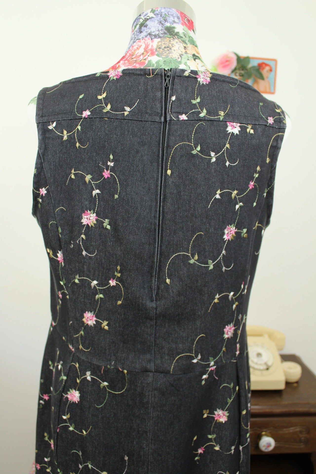 🌸🍒Robe en jean vintage 90's - gris foncé brodée de fleurs - Taille 40🍒🌸