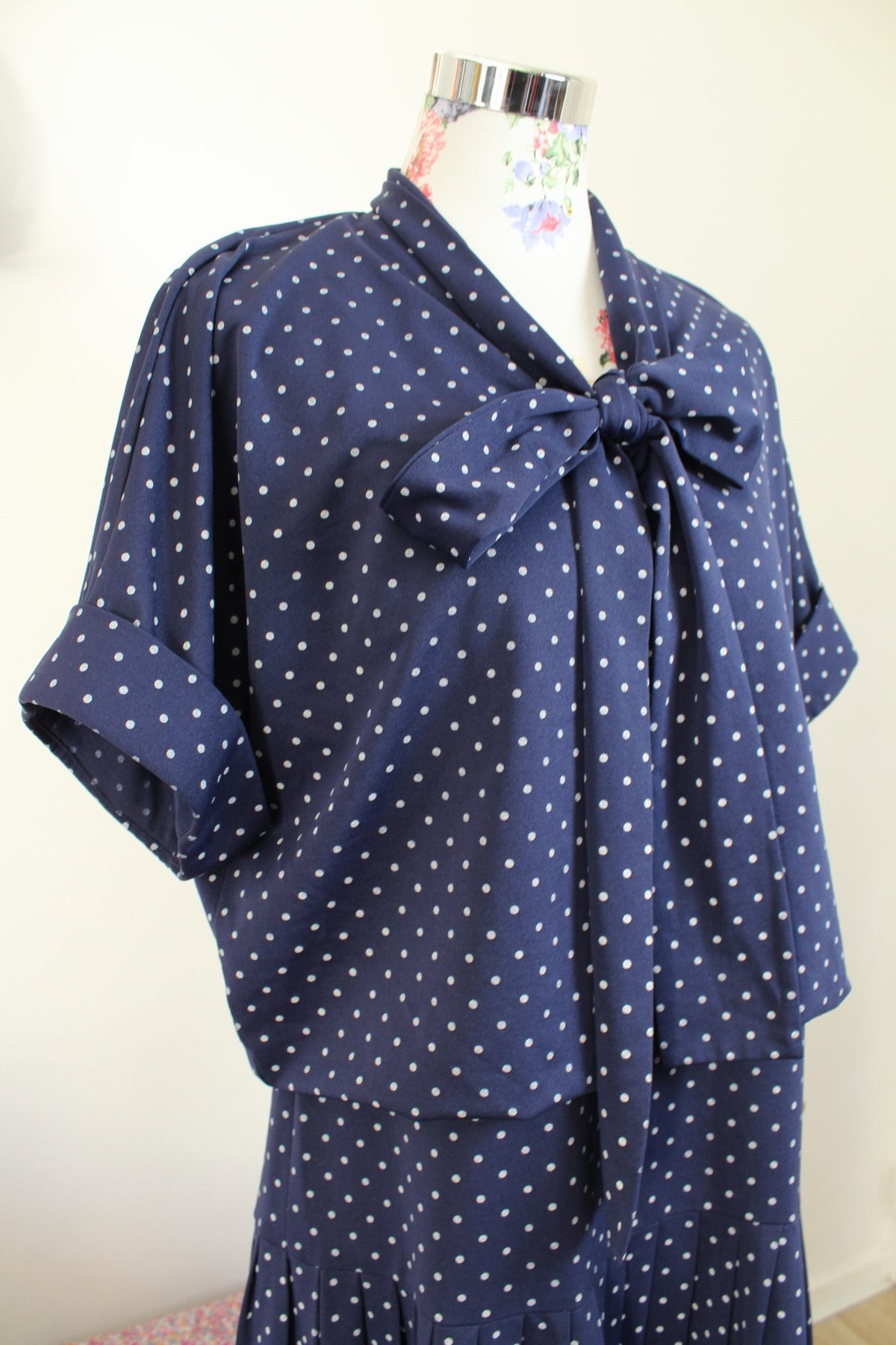 Robe vintage années 80 pin-up/rockabilly bleu marine à pois & col lavallière - Taille 42/44