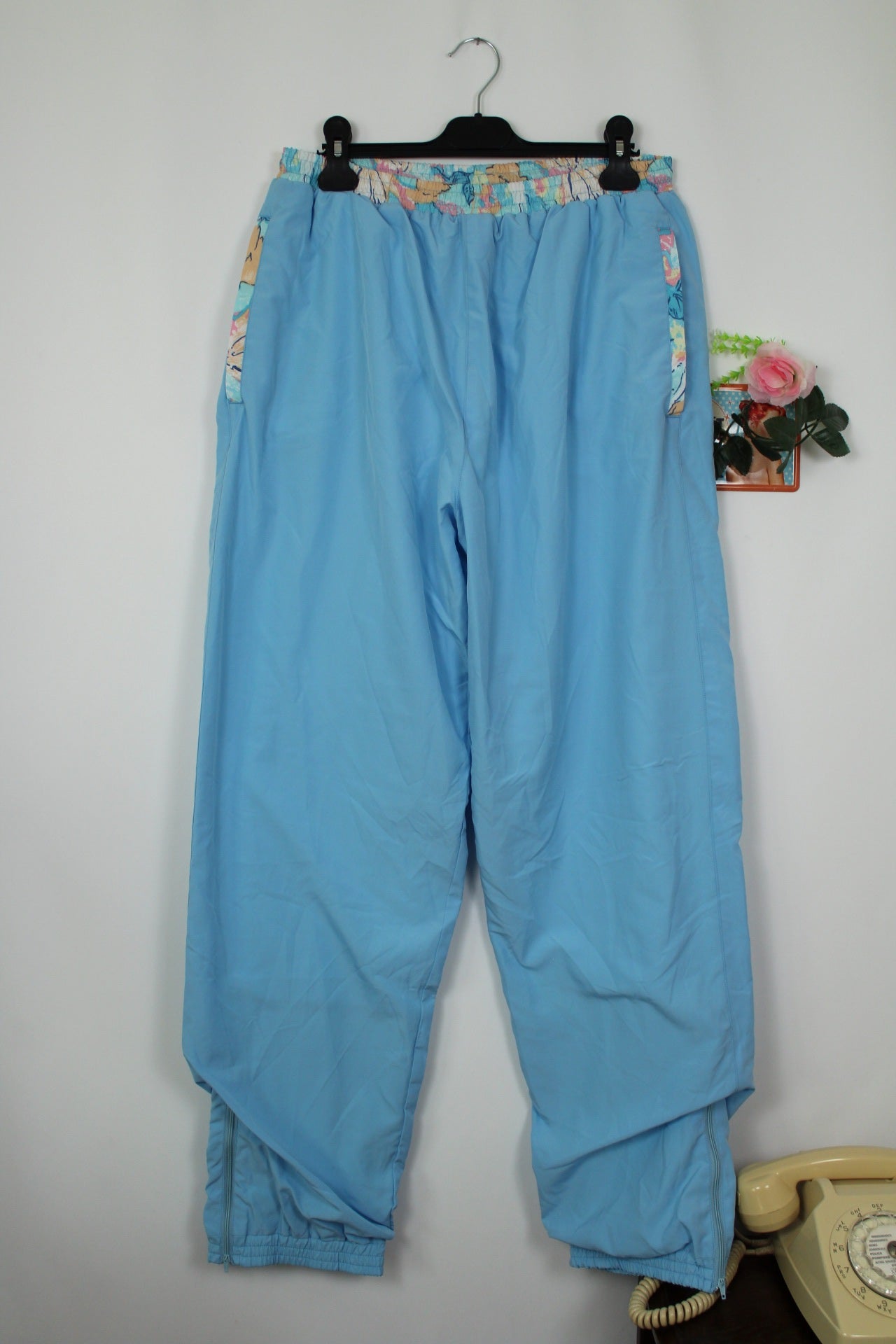 🌸🍒Pantalon de jogging vintage 80's bleu ciel & détails fleuris pastel - Taille 38 à 42🍒🌸