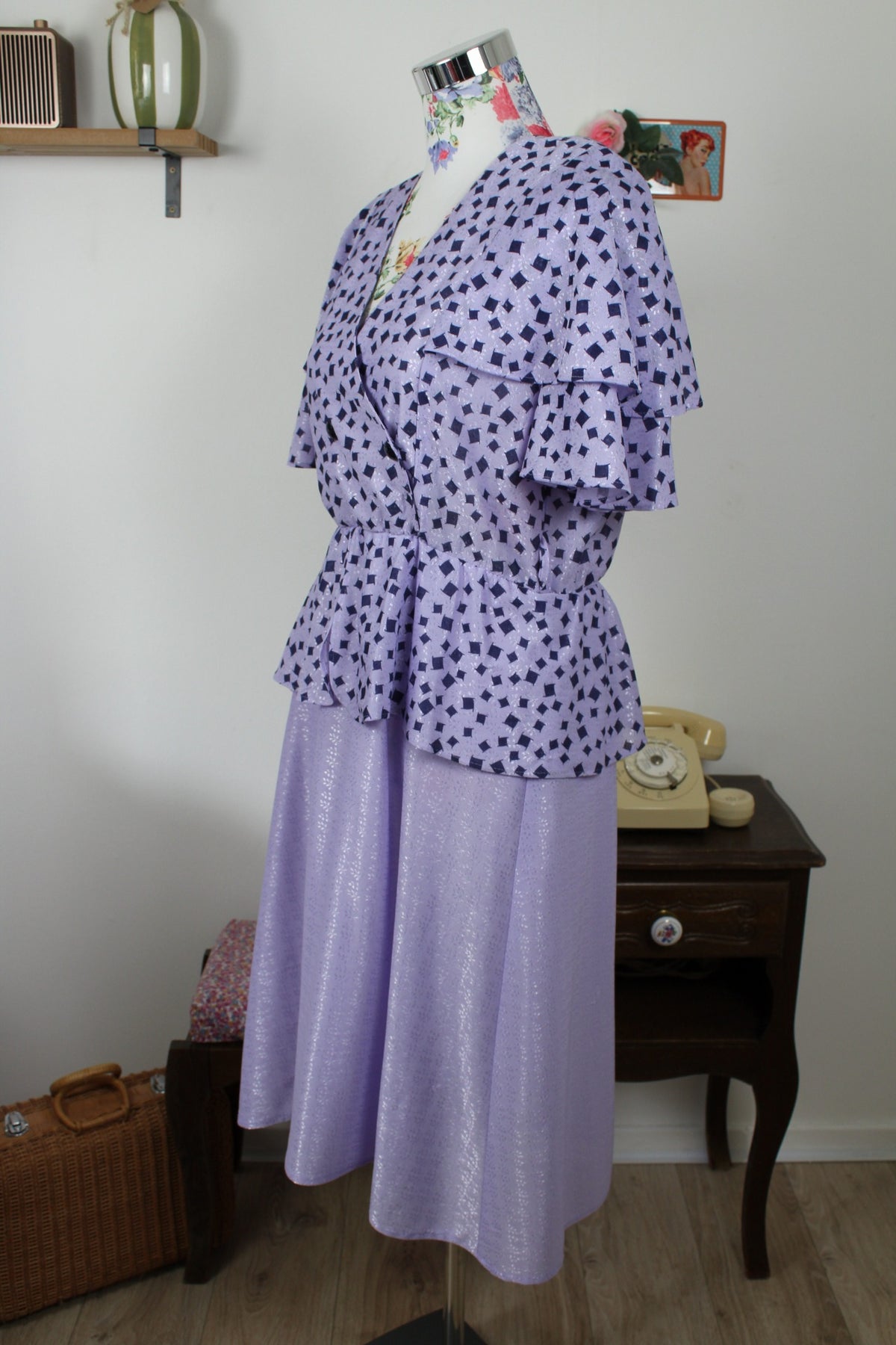 Robe vintage années 80 Shiny Paris - lilas satiné & volants romantiques - Taille 38/40
