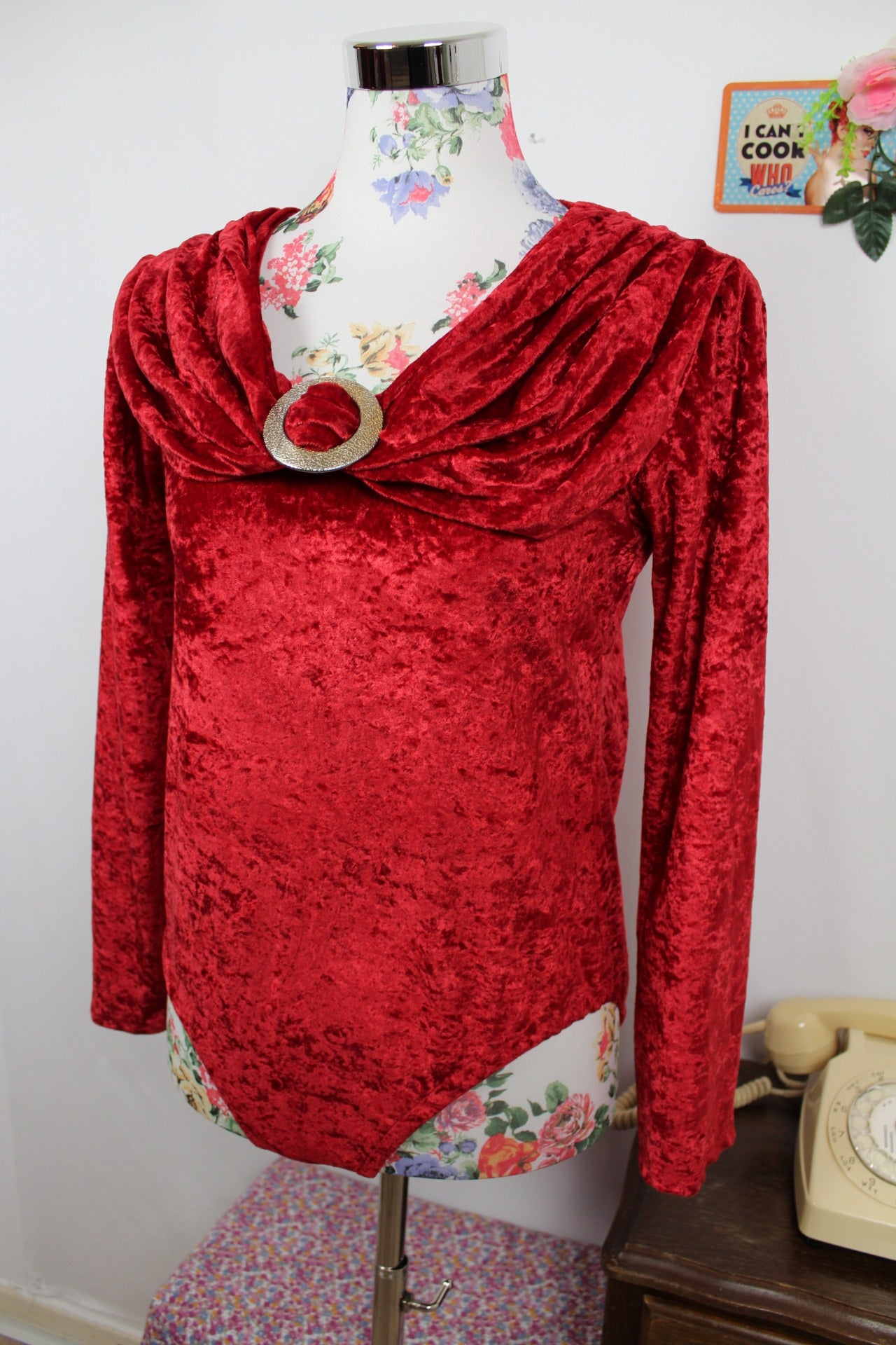 🌸🍒Body rouge en velours satiné 80's glamour - anneau doré - Taille 38🍒🌸
