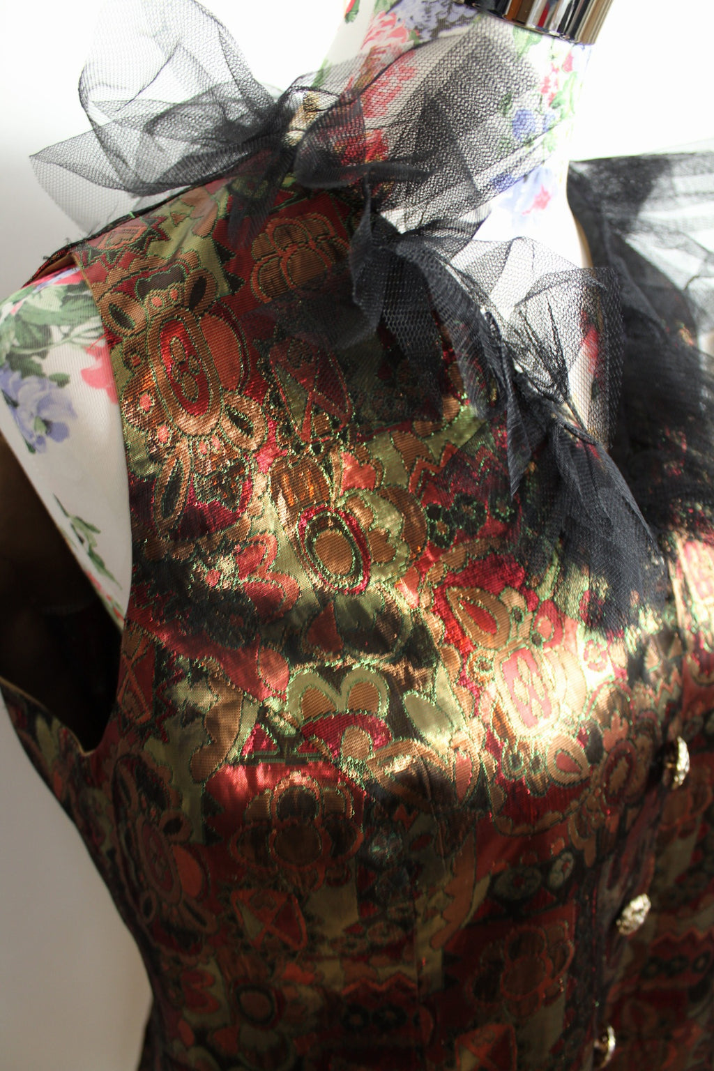 ✨Gilet brocart vintage 70's doré motifs baroques & col volanté tulle noir ✨