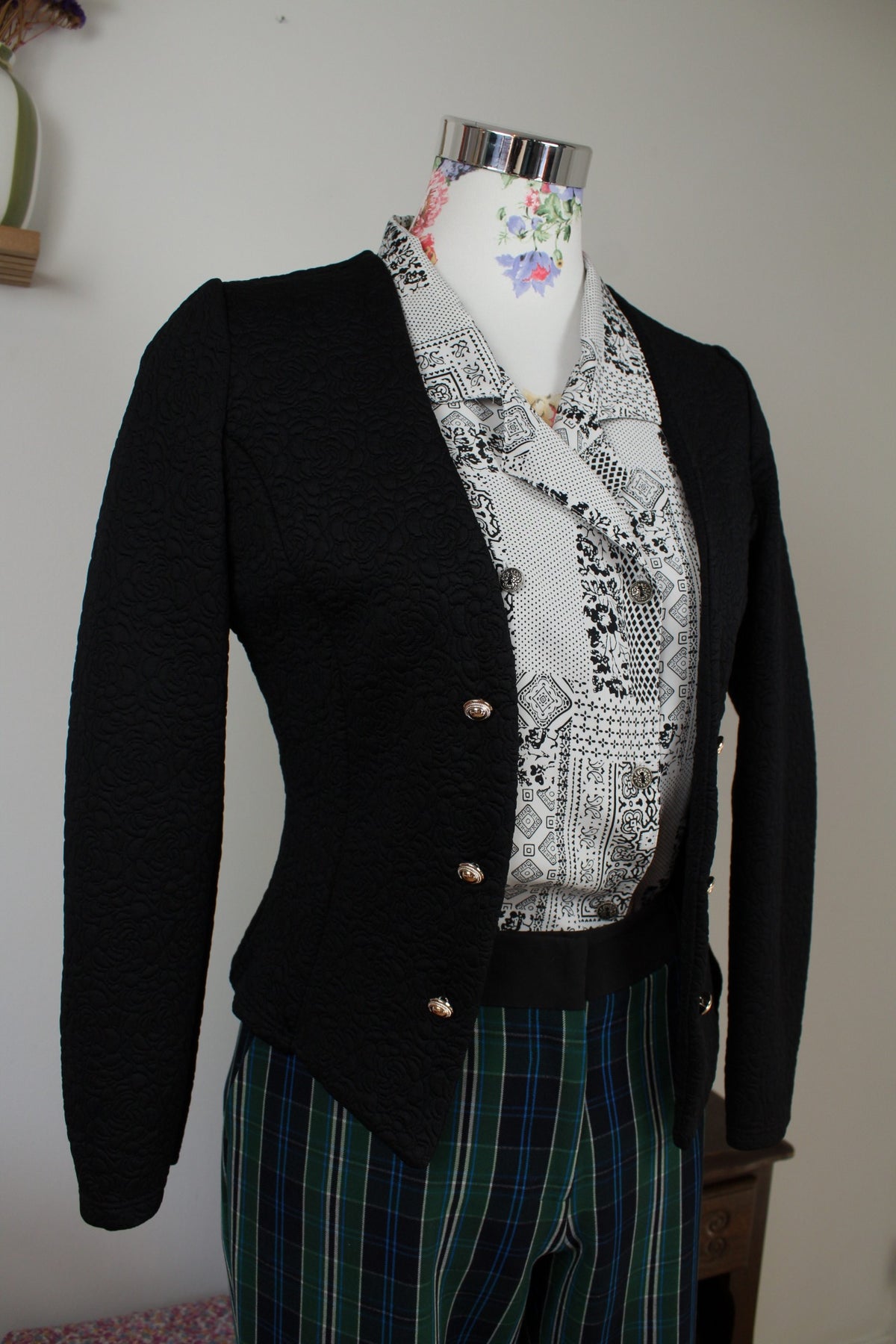 Cardigan noir style officier - roses en relief & boutons dorés - Taille 36
