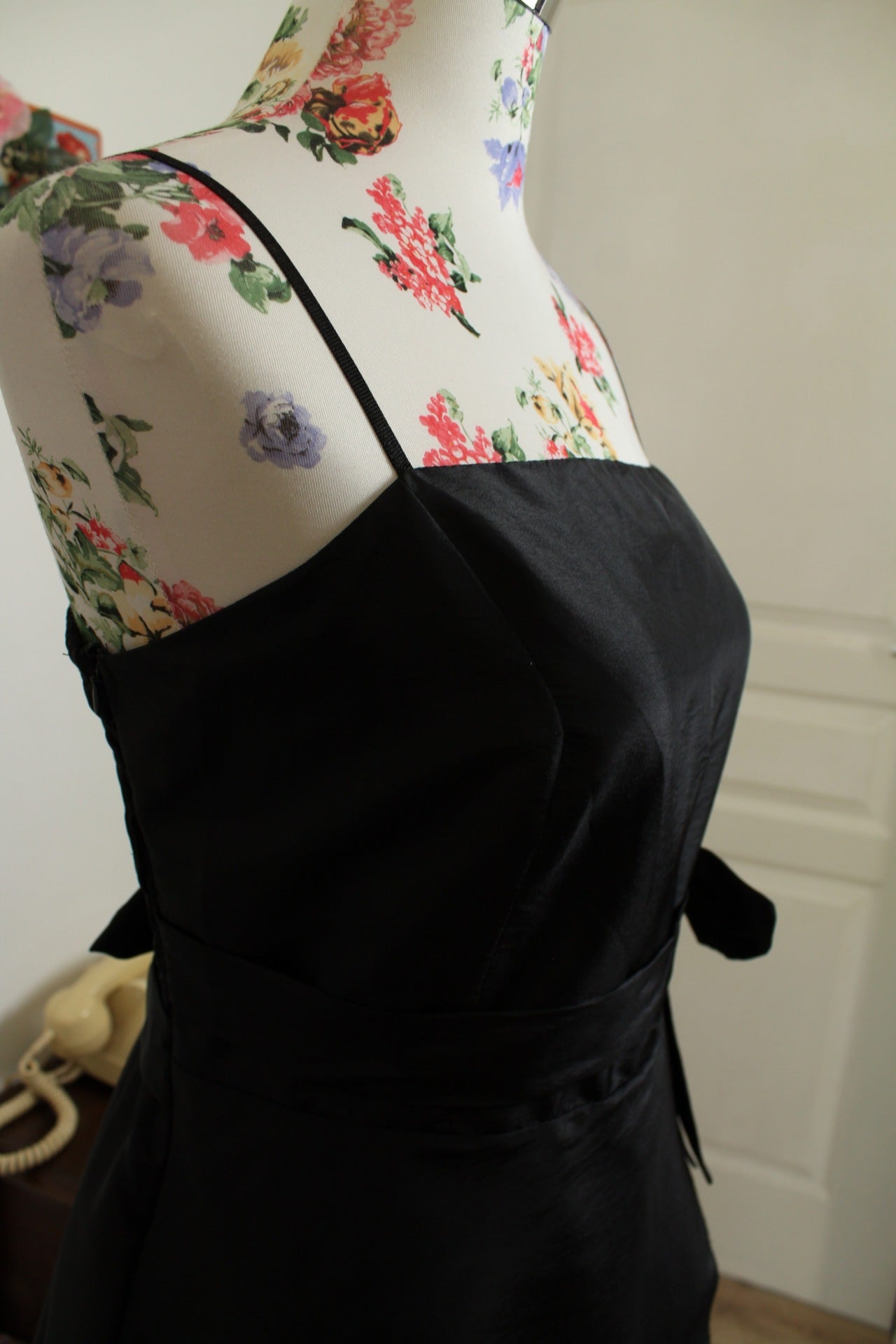 🌸🍒Robe noire satinée dark romance - nœud & jupon intégré - Taille 38/40🍒🌸