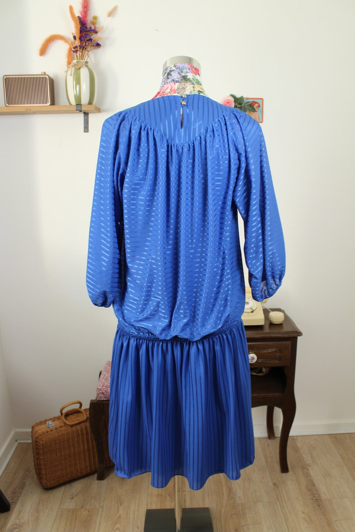 Robe vintage années 70/80 bleu lumineux fluide à bandes satinées - Taille 40 à 44
