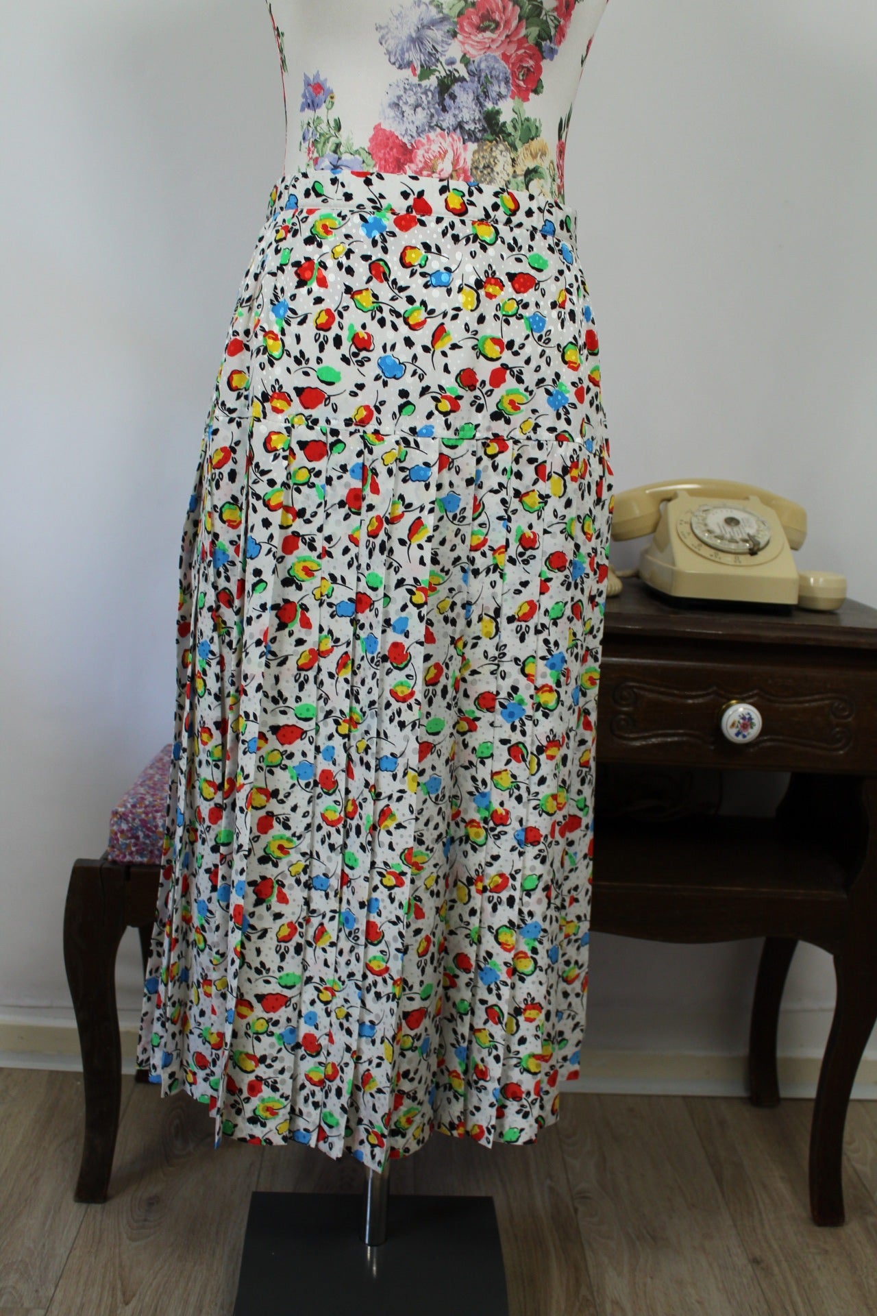 🍒🌸Jupe plissée vintage années 80 - pétales de fleurs et pois satinés - Taille 44🌸🍒