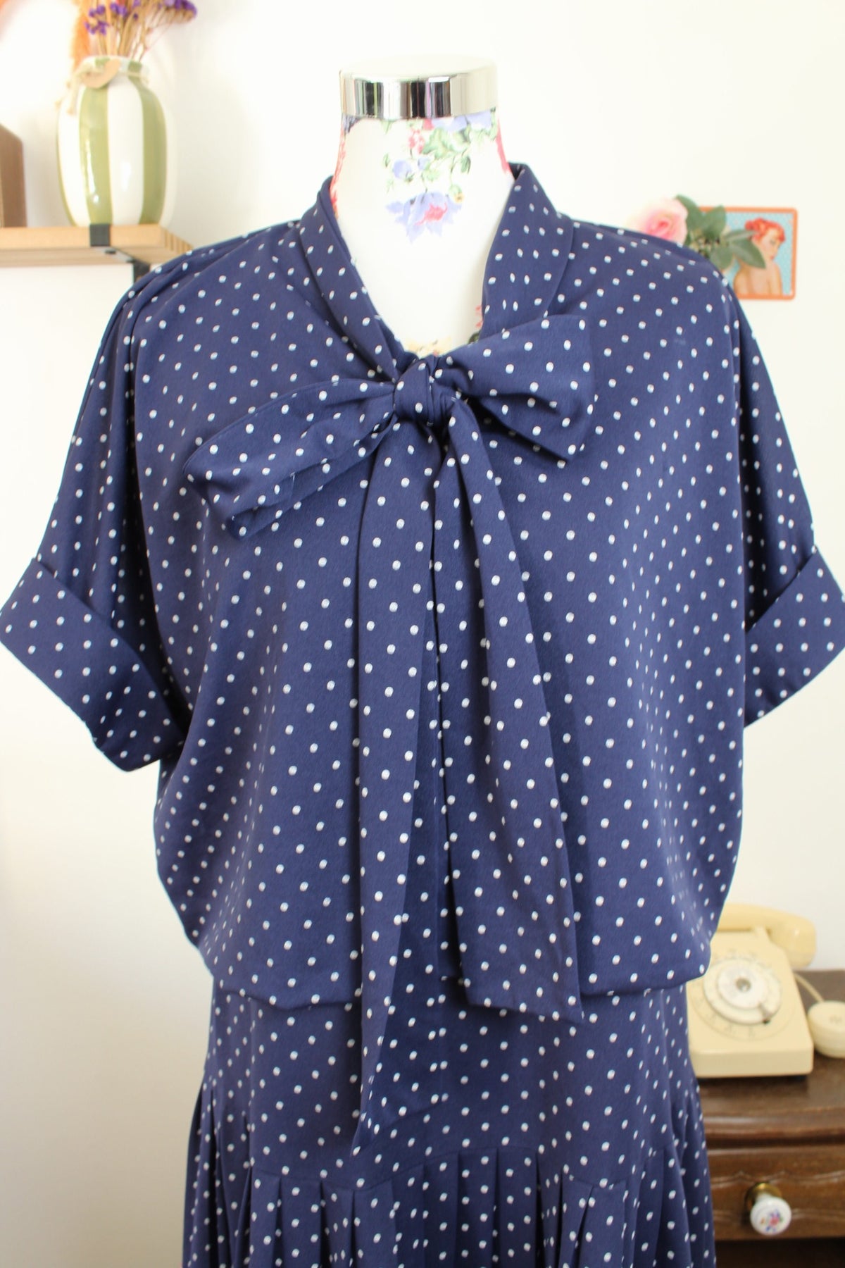 Robe vintage années 80 pin-up/rockabilly bleu marine à pois & col lavallière - Taille 42/44