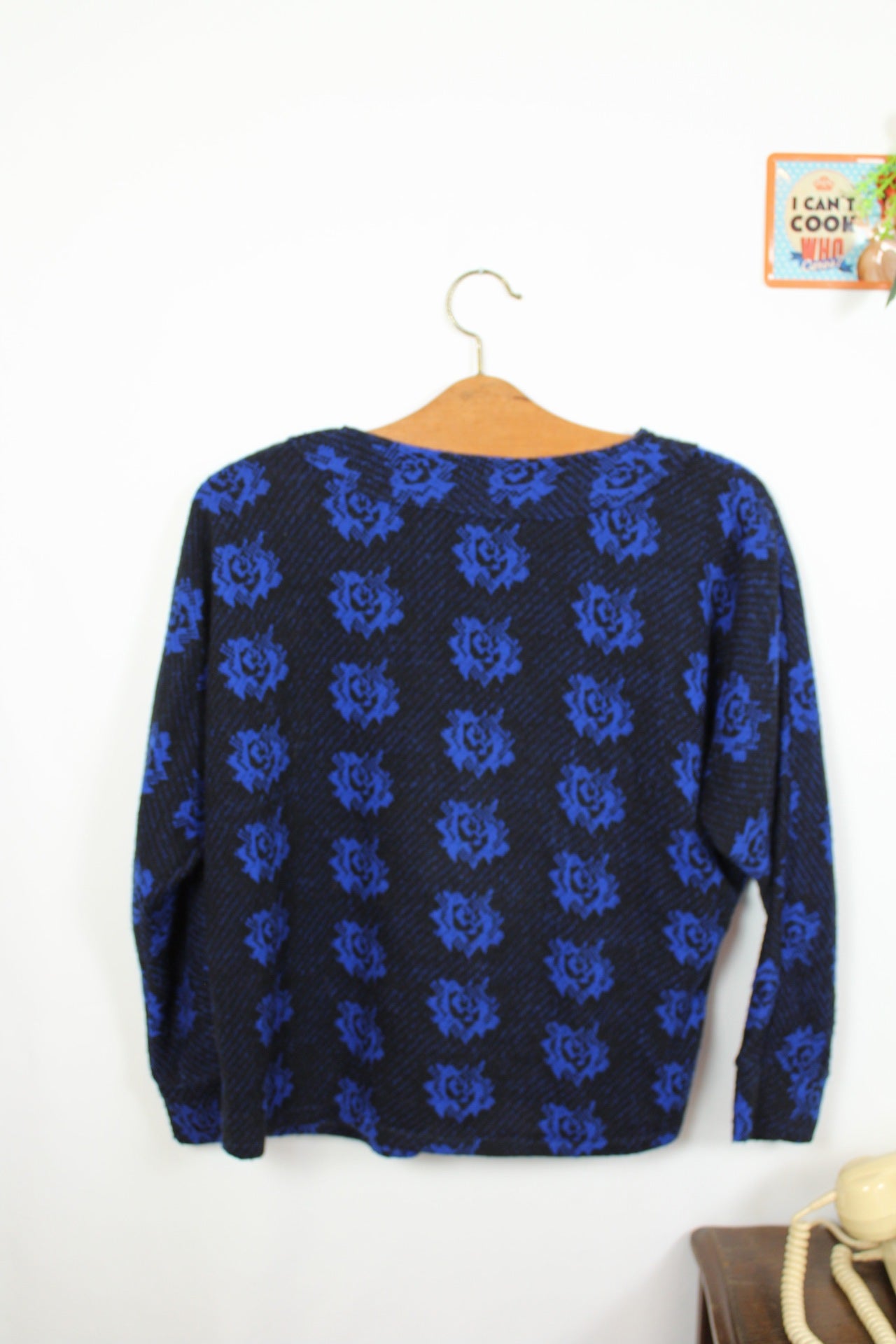🌸🍒Pull vintage 80/90s bleu et noir motifs roses - boutons XXL - Taille 38/40🍒🌸