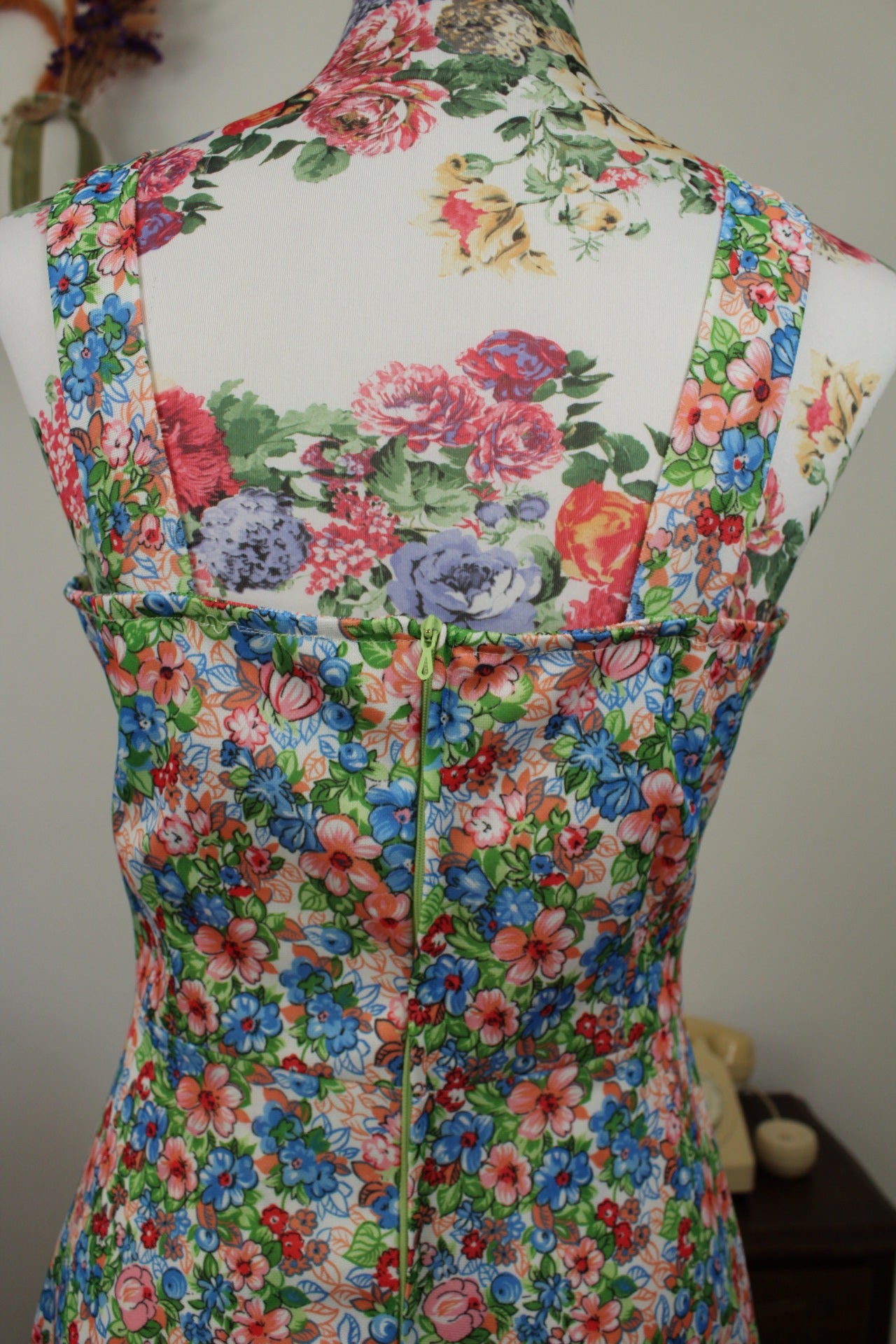 🌸🍒Robe vintage années 70 explosion de fleurs & petites myrtilles - coupe patineuse - Taille 36🍒🌸
