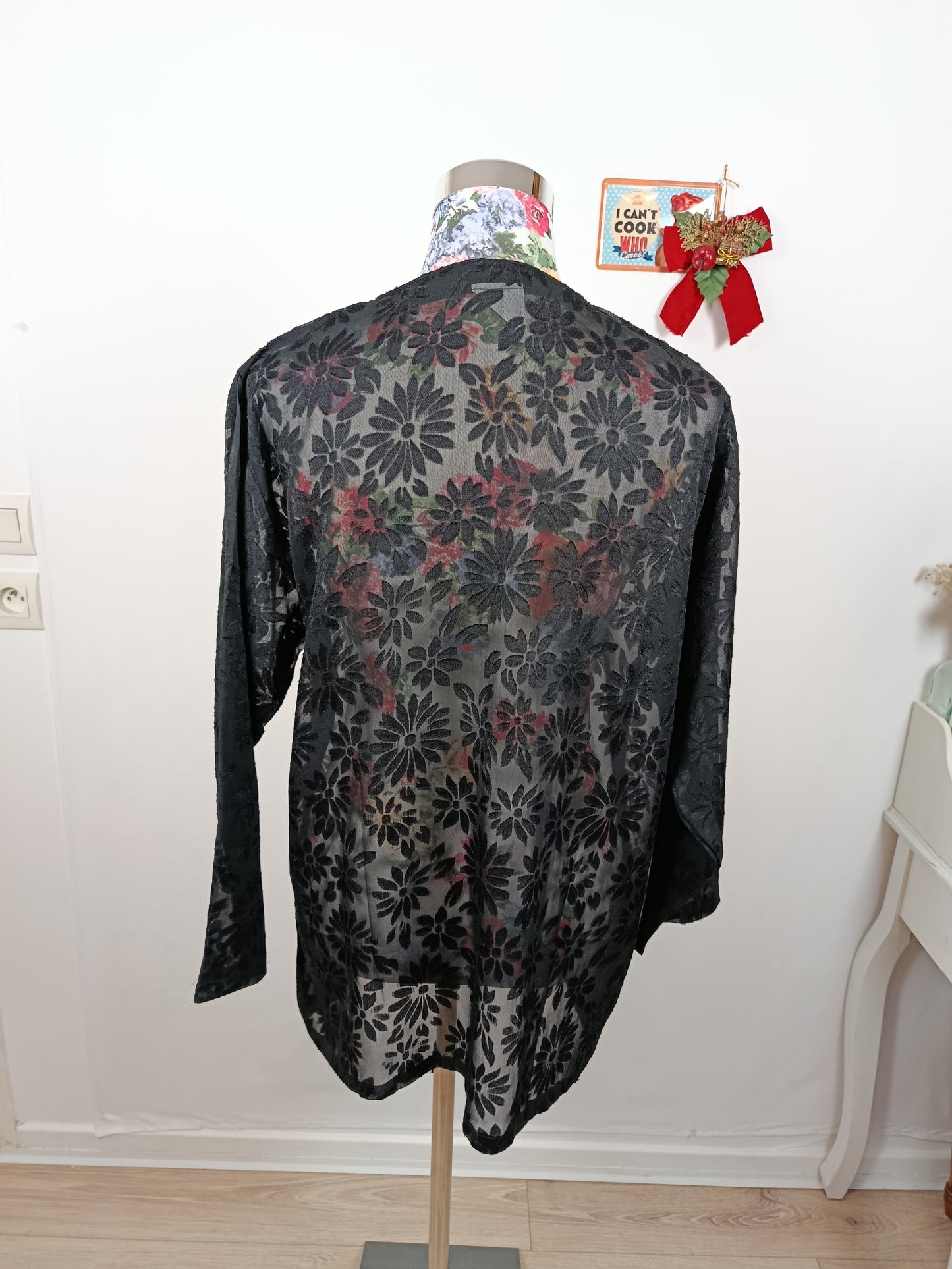 ✨Blouse vintage noire transparente 80's - boutons dorés & fleurs en relief✨