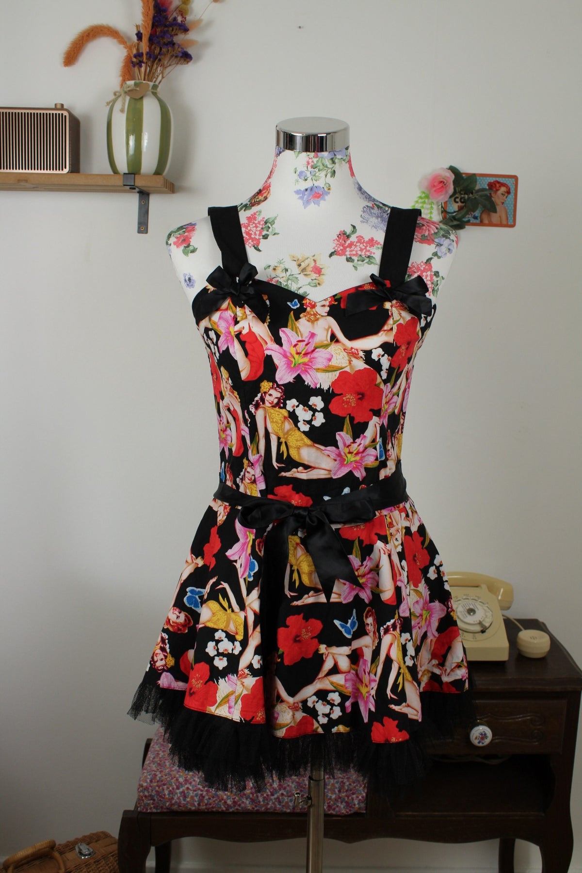 Robe pin-up/rockabilly Hell Bunny motif lys roses & pin-up - Taille 36 petit 38