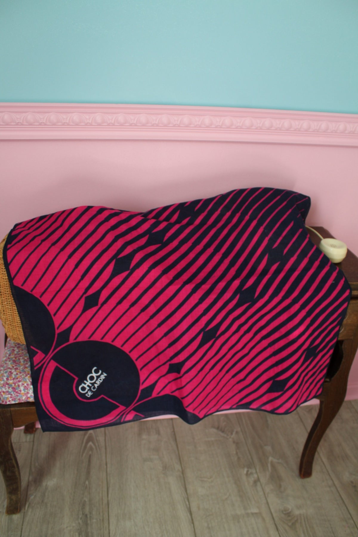 Foulard vintage années 80 Choc de Cardin marine & fuchsia