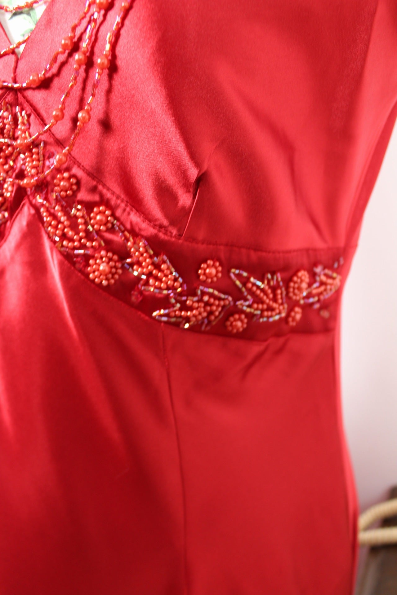 🌸🍒Robe de soirée rouge satinée vintage perlée 80/90s - collier intégré - Taille 36/38🍒🌸