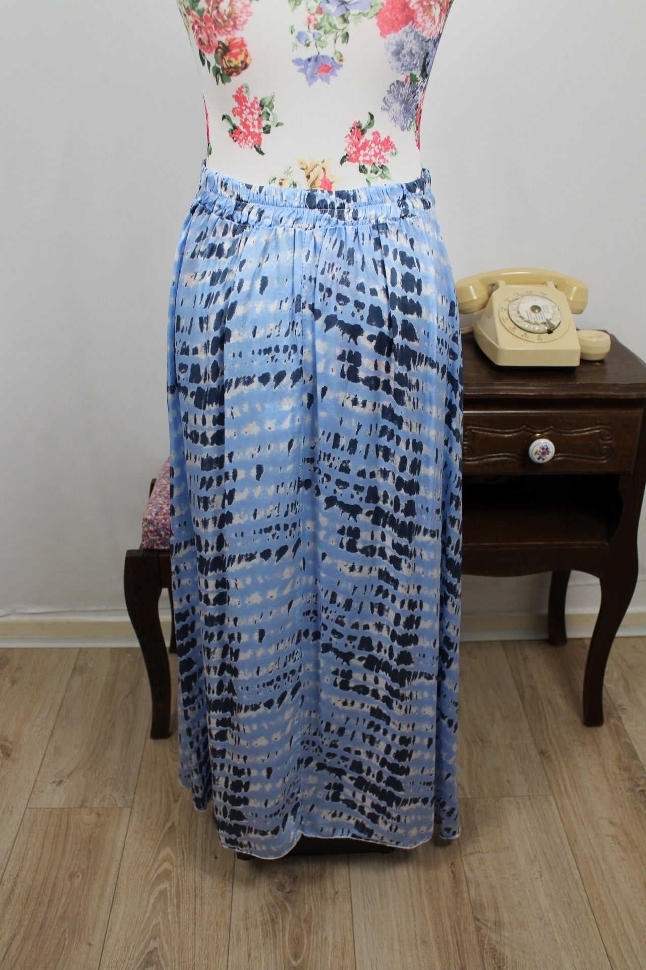 🍒🌸Jupe longue vintage 90's Made in Italy bleu satiné motifs tie & dye – Taille 36/38🌸🍒