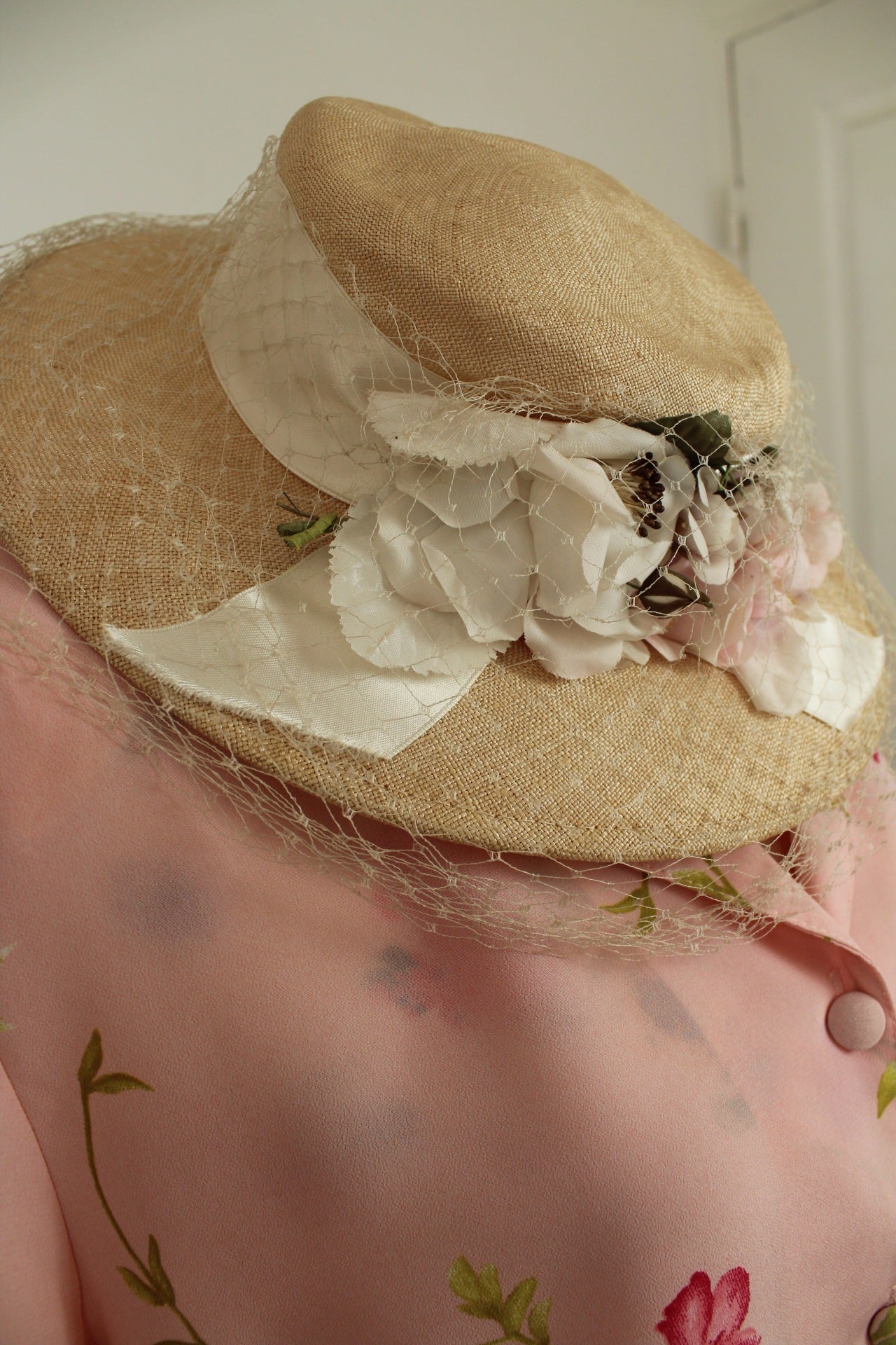 🌸🍒Chapeau rétro de cérémonie en fibre naturelle - violette & fleurs pastel🍒🌸