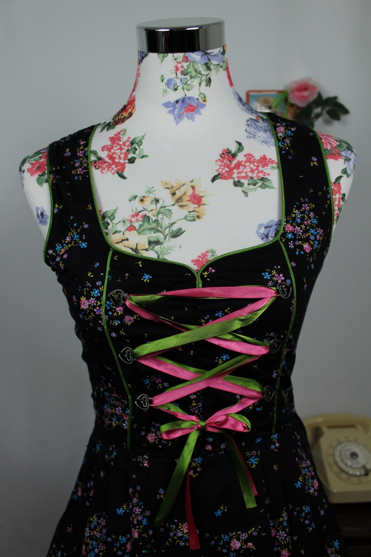 🌸🍒Dirndl bavarois moderne fleuri & laçage flashy - Taille 34🍒🌸