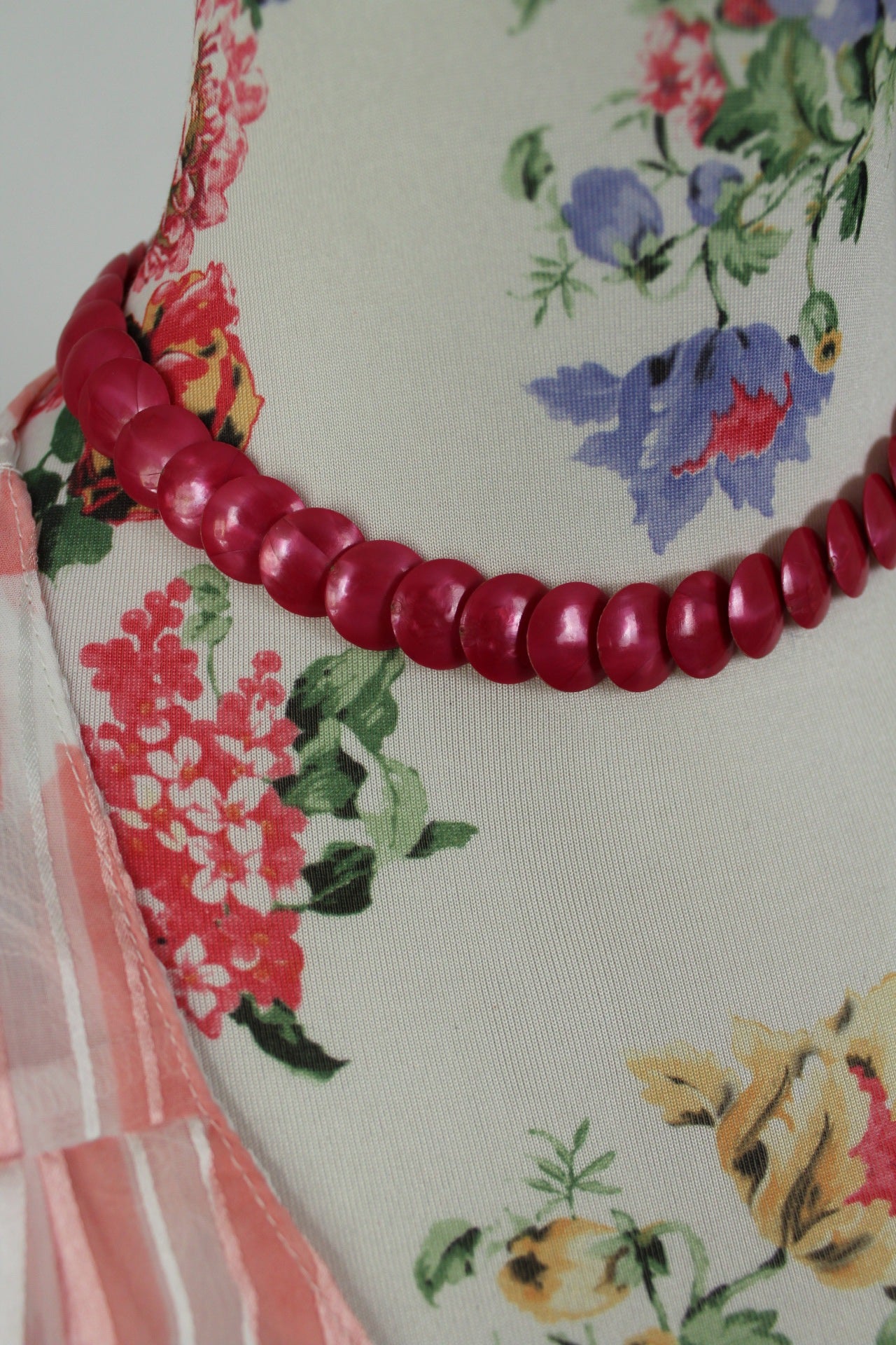 🌸🍒Collier vintage 80/90's perles plats en résine fuchsia nacrée🍒🌸