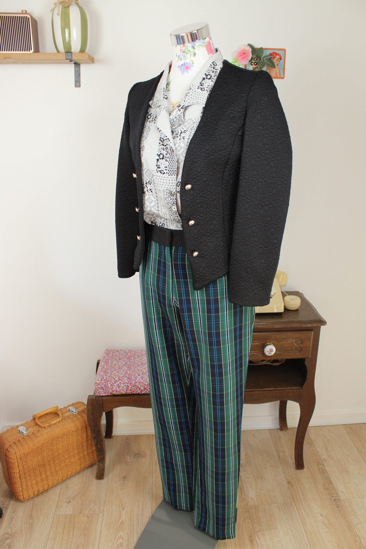 Cardigan noir style officier - roses en relief & boutons dorés - Taille 36