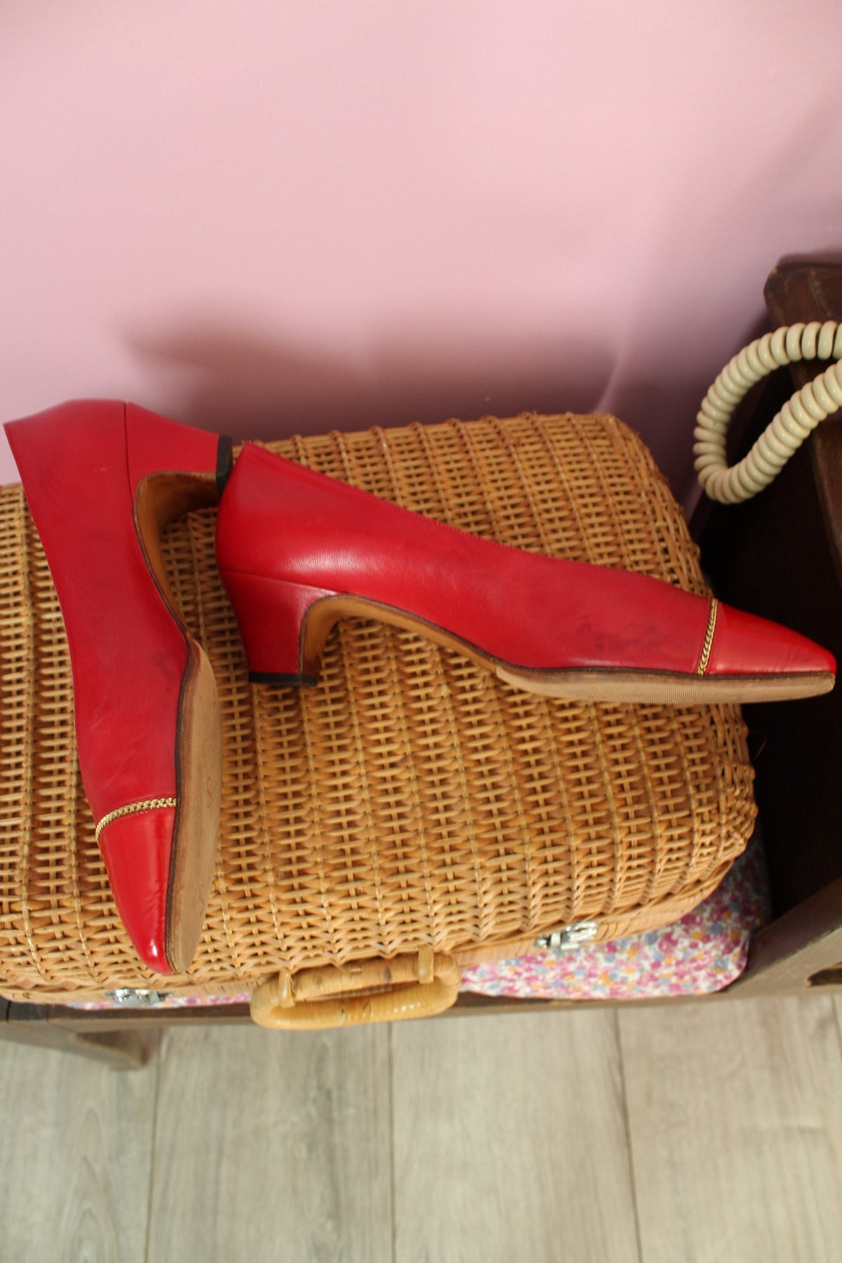 Escarpins vintage années 80 petit talon - rouge vif & chaine dorée style pin-up - pointure 38.5
