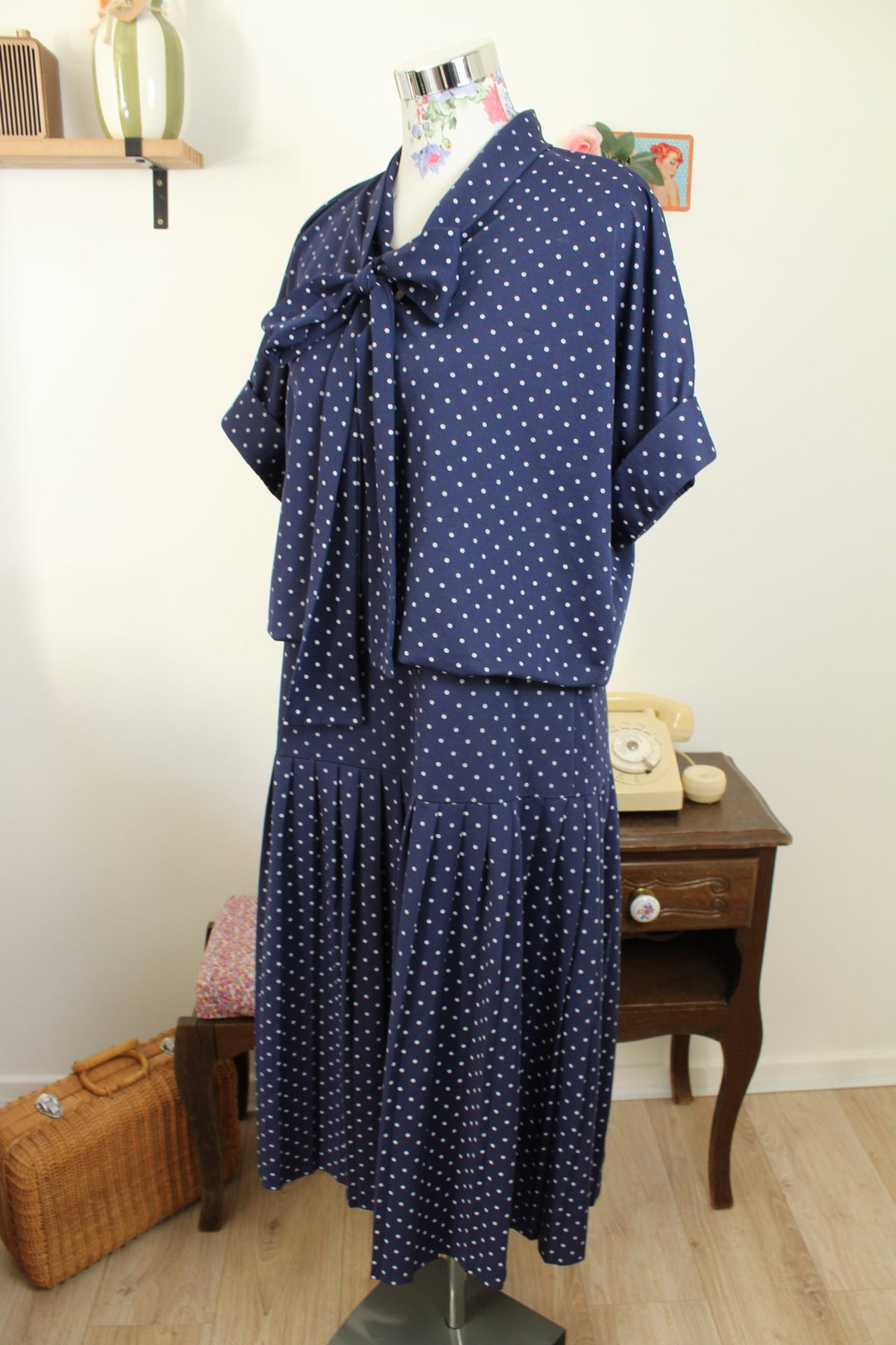 Robe vintage années 80 pin-up/rockabilly bleu marine à pois & col lavallière - Taille 42/44