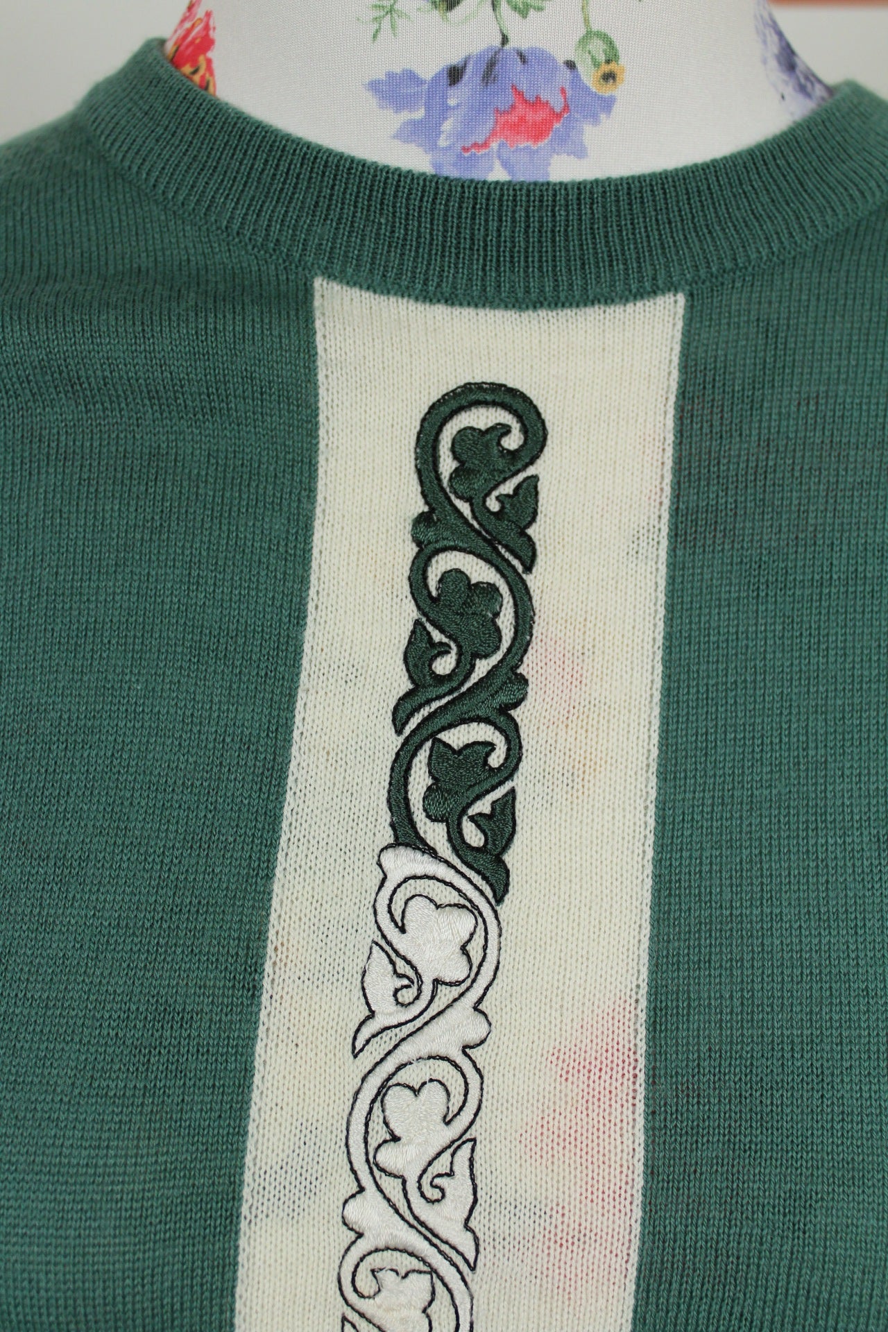 🌸Pull vintage 80's vert sapin -motifs brodés central feuilles en arabesque🍒
