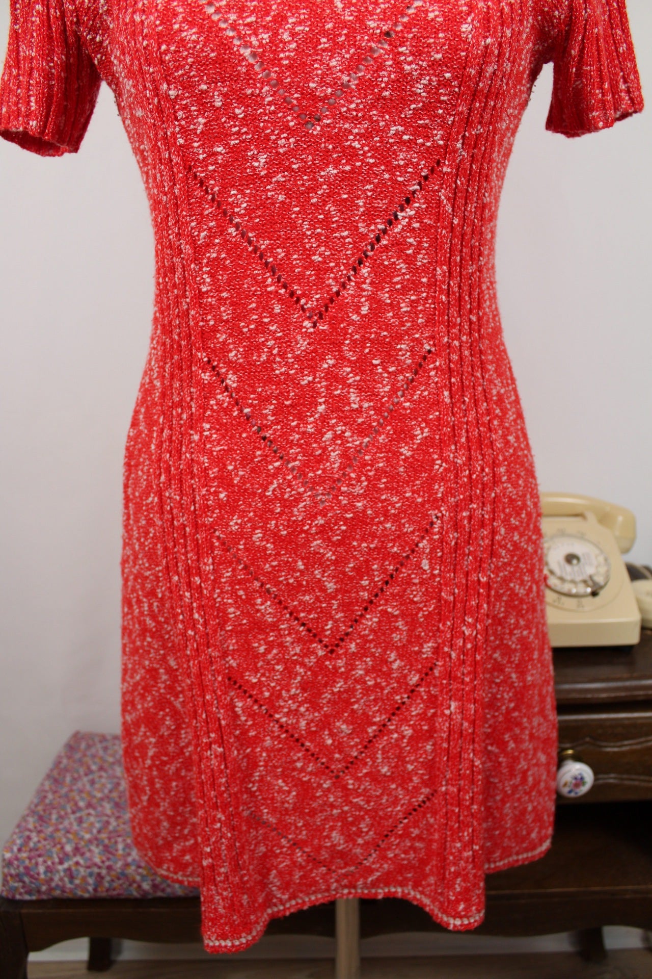 🌸🍒Robe pull vintage rouge 70's - motifs ajourés en V🍒🌸